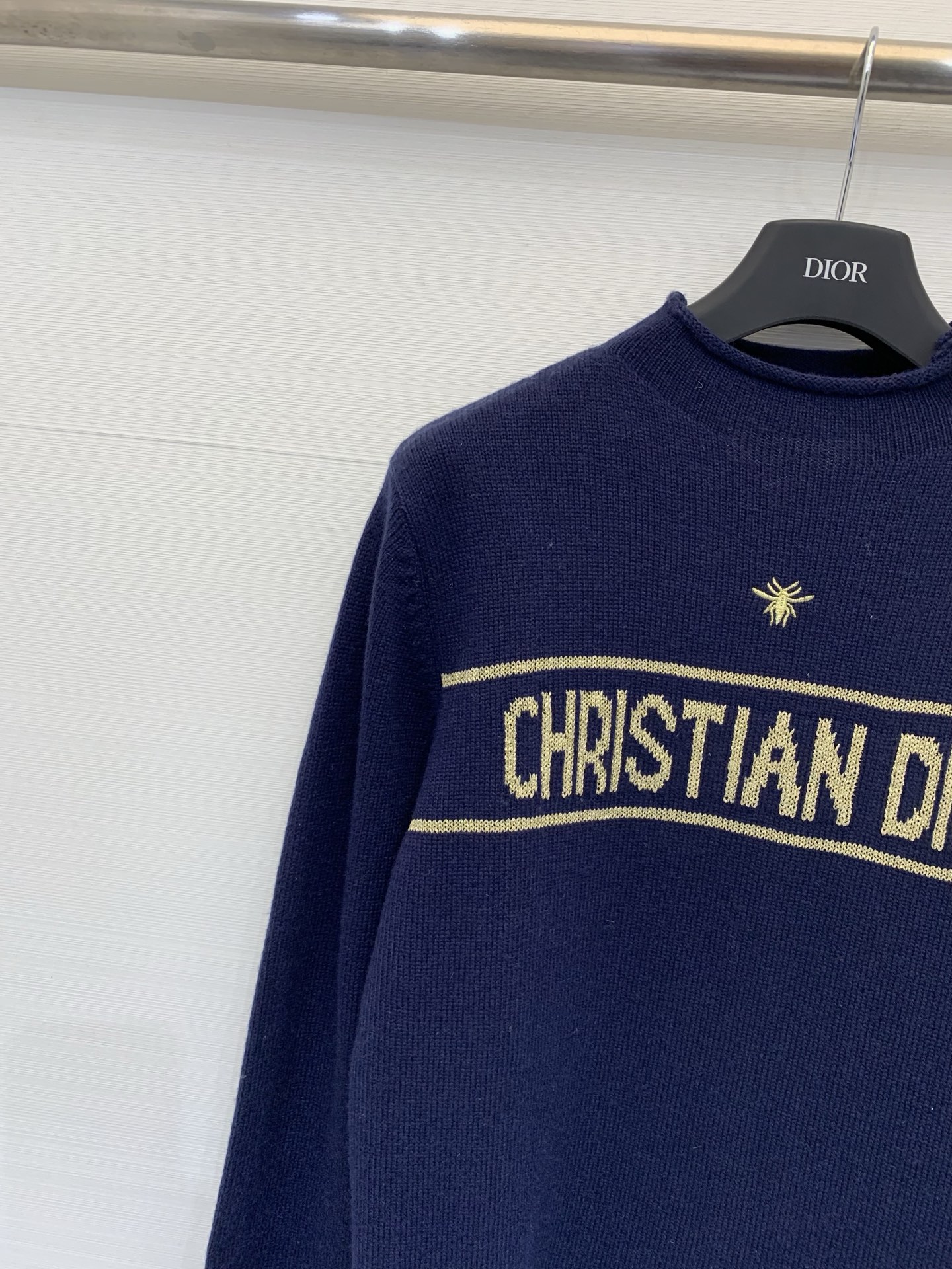 Dior 25圣诞白金限定新款 蜜蜂刺绣长袖针织毛衣 金线logo图案修饰点缀 上身高级氛围感🈵️🈵️ 