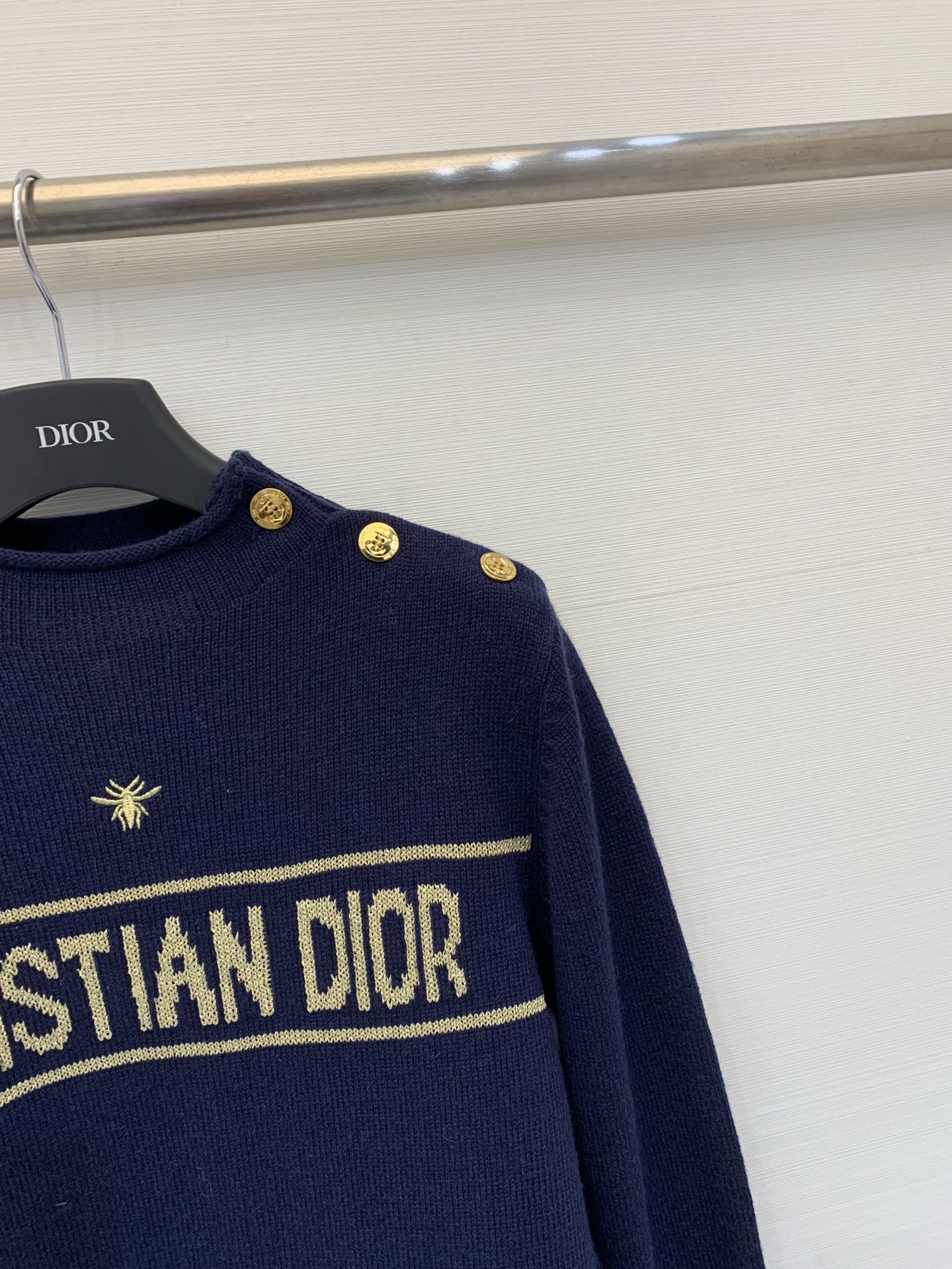 Dior 25圣诞白金限定新款 蜜蜂刺绣长袖针织毛衣 金线logo图案修饰点缀 上身高级氛围感🈵️🈵️ 