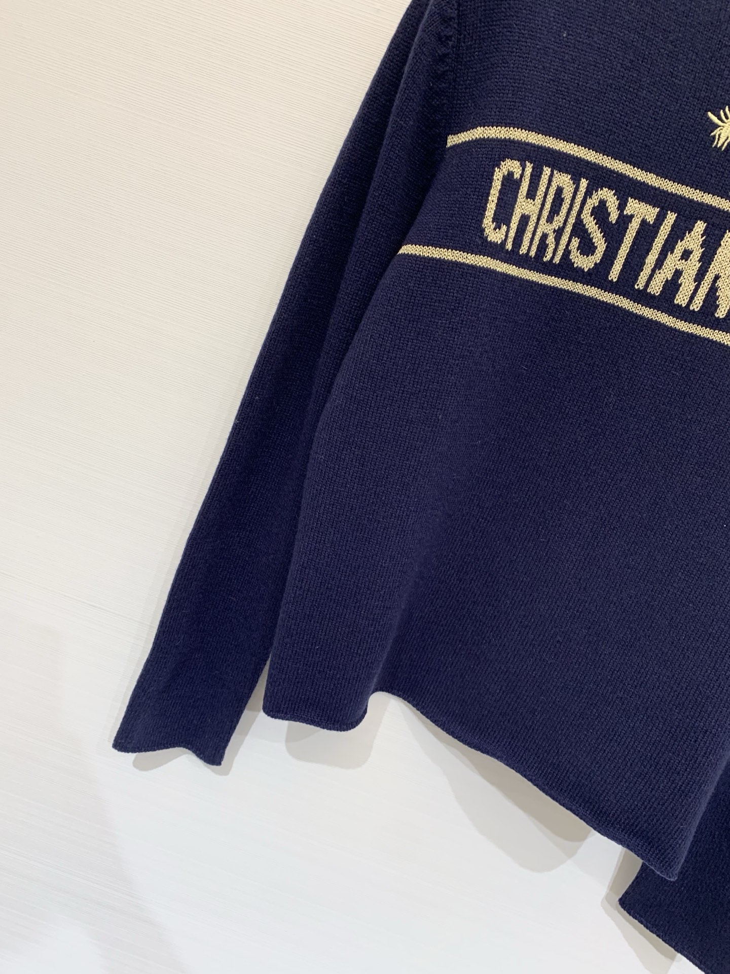 Dior 25圣诞白金限定新款 蜜蜂刺绣长袖针织毛衣 金线logo图案修饰点缀 上身高级氛围感🈵️🈵️ 