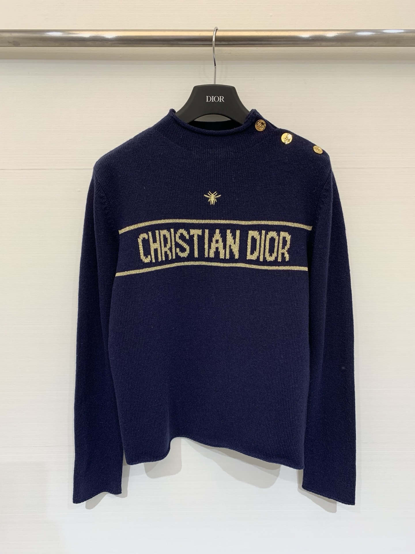 NO:623915,Dior 25 Christmas platinum limited new model long-sleeved knitted sweater with bee embroidery, gold thread logo pattern embellishment, upper body with high-end atmosphere, 2 colors // P,,dior,sweaters,alexander wang19860909Dior 25圣诞白金限定新款 蜜蜂刺绣长袖针织毛衣 金线logo图案修饰点缀 上身高级氛围感 2色 // P,,dior,sweaters,alexander wang,Women's clothing