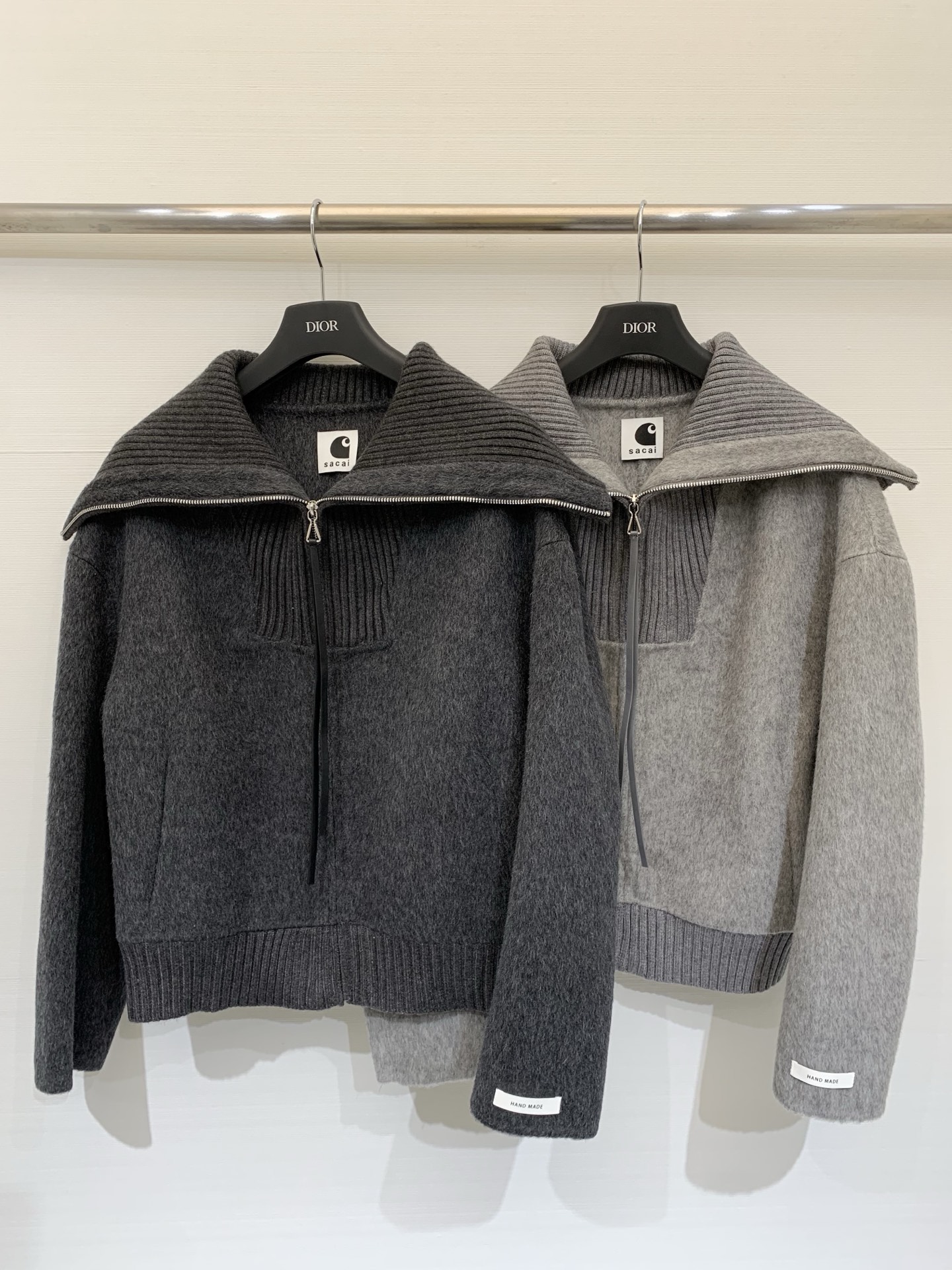 NO:623925,Sacai 25 new autumn and winter style spliced ​​knitted double-sided alpaca jacket, the collar and hem are spliced ​​with vertical pit strip knitted materials of the same color, the texture is contrasting and harmonious, short and loose version, with large lapels + half-open zipper design, the zipper is also embellished with a long leather sling to increase the casual feeling. Two-color sml,,jackets & coats,alexander wang19860909Sacai 25秋冬新款 拼接针织双面羊驼毛外套,领口、下摆拼接了同色系的竖坑条针织材质,质感对比鲜明又和谐,短款宽松版型,搭配大翻领+半开拉链设计,拉链处还点缀了一根长皮质吊绳,增加随性感 两色sml,,jackets & coats,alexander wang,Women's clothing