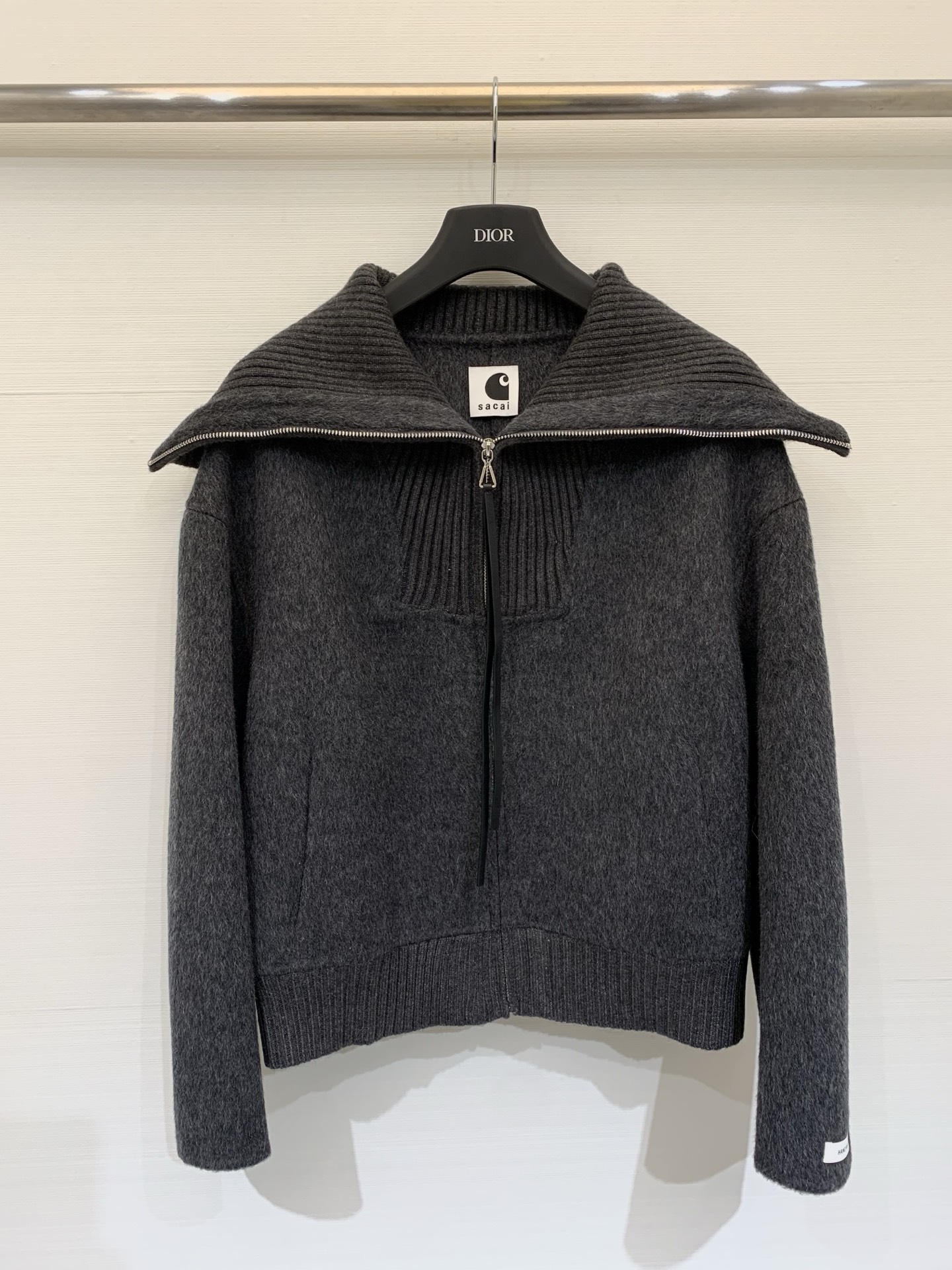 NO:623929,Sacai 25 new autumn and winter style spliced ​​knitted double-sided alpaca jacket, the collar and hem are spliced ​​with vertical pit strip knitted materials of the same color, the texture is contrasting and harmonious, short and loose version, with large lapels + half-open zipper design, the zipper is also embellished with a long leather sling to increase the casual feeling. Two-color sml,,jackets & coats,alexander wang19860909Sacai 25秋冬新款 拼接针织双面羊驼毛外套,领口、下摆拼接了同色系的竖坑条针织材质,质感对比鲜明又和谐,短款宽松版型,搭配大翻领+半开拉链设计,拉链处还点缀了一根长皮质吊绳,增加随性感 两色sml,,jackets & coats,alexander wang,Women's clothing