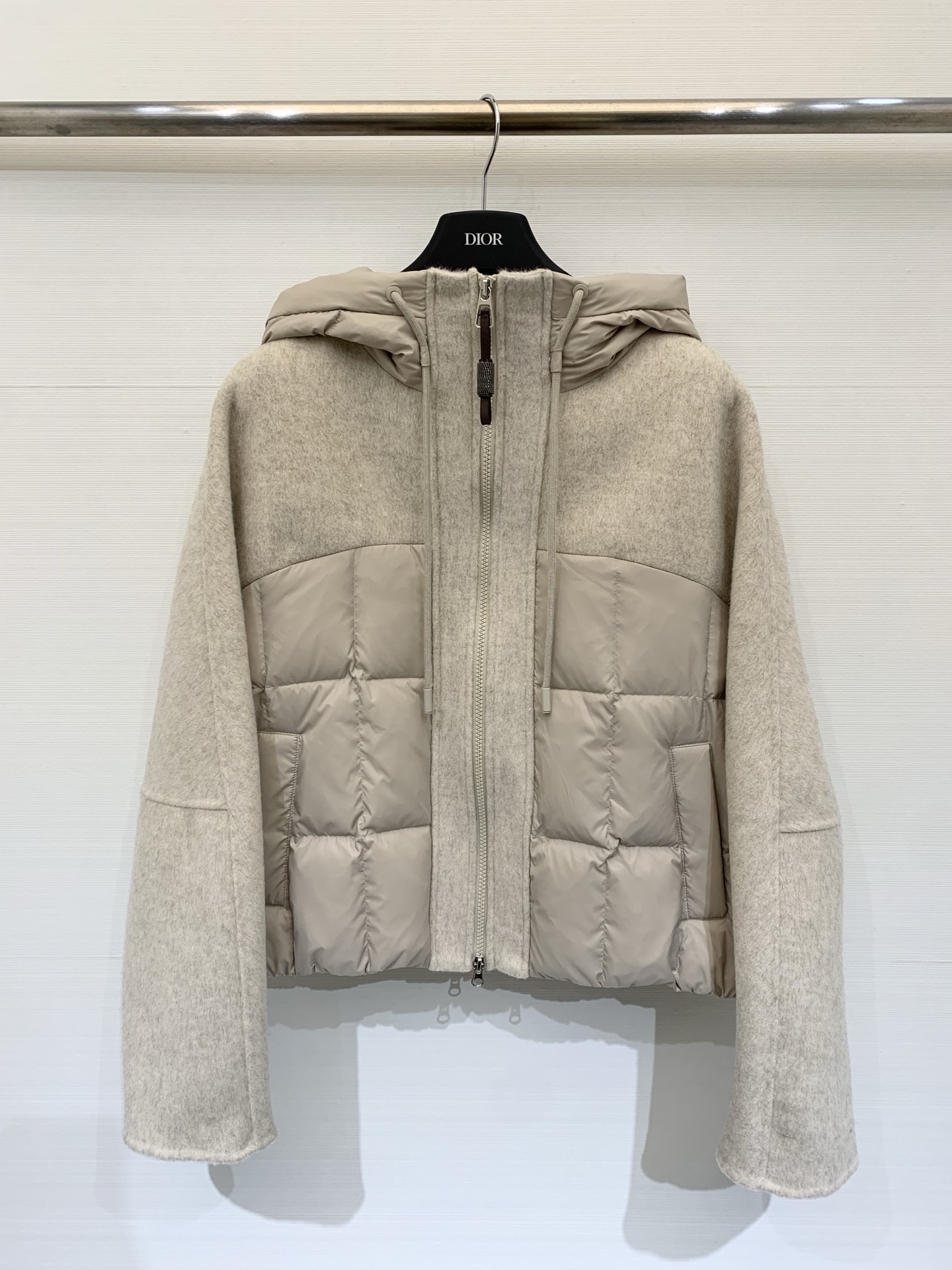 NO:623933,Comes with dust bag BC 25 new autumn and winter down spliced ​​hooded wool jacket, soft and waxy wool fabric (covering shoulders, sleeves), the front of the body is spliced ​​with quilted down material of the same color, duck down filling, which not only retains the gentle texture of wool, but also increases warmth, loose and short version, the overall style is a relaxed Korean commuting style Two-color sml,,jackets & coats,down jacket,hats,alexander wang19860909配防尘袋BC 25秋冬新款 羽绒拼接连帽羊毛外套,软糯的羊毛面料（覆盖肩部、袖子）,衣身正面拼接了同色系的绗缝羽绒材质,鸭绒填充,既保留了毛呢的温柔质感,又增加了保暖性,宽松短款版型,整体风格是松弛的韩系通勤风 两色sml,,jackets & coats,down jacket,hats,alexander wang,Women's clothing