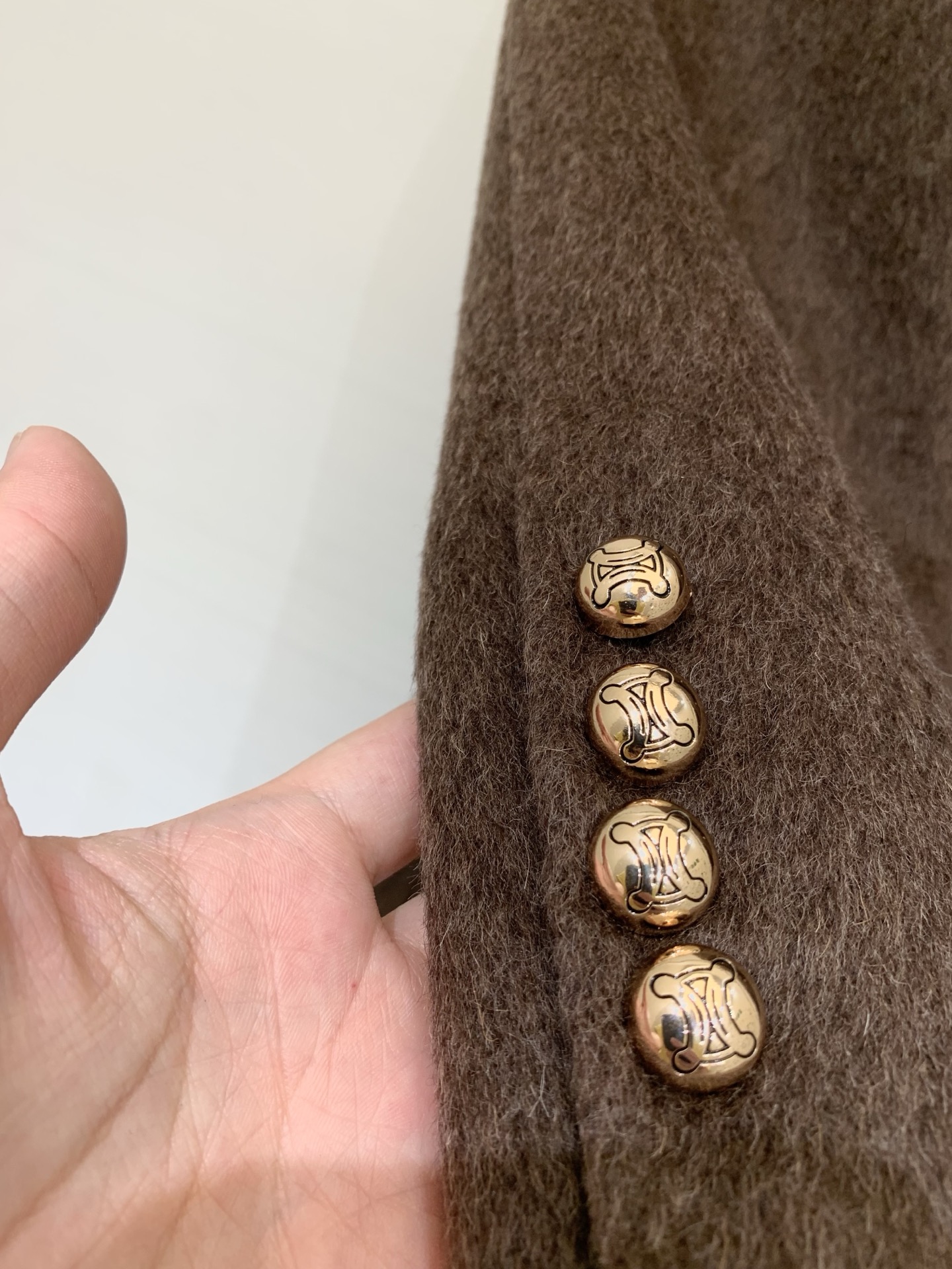 CELINE 25秋冬新款 双排扣收腰围巾🧣大衣，骆驼绒➕桑蚕丝➕羊毛混纺面料，柔软细腻，领口是围巾叠搭