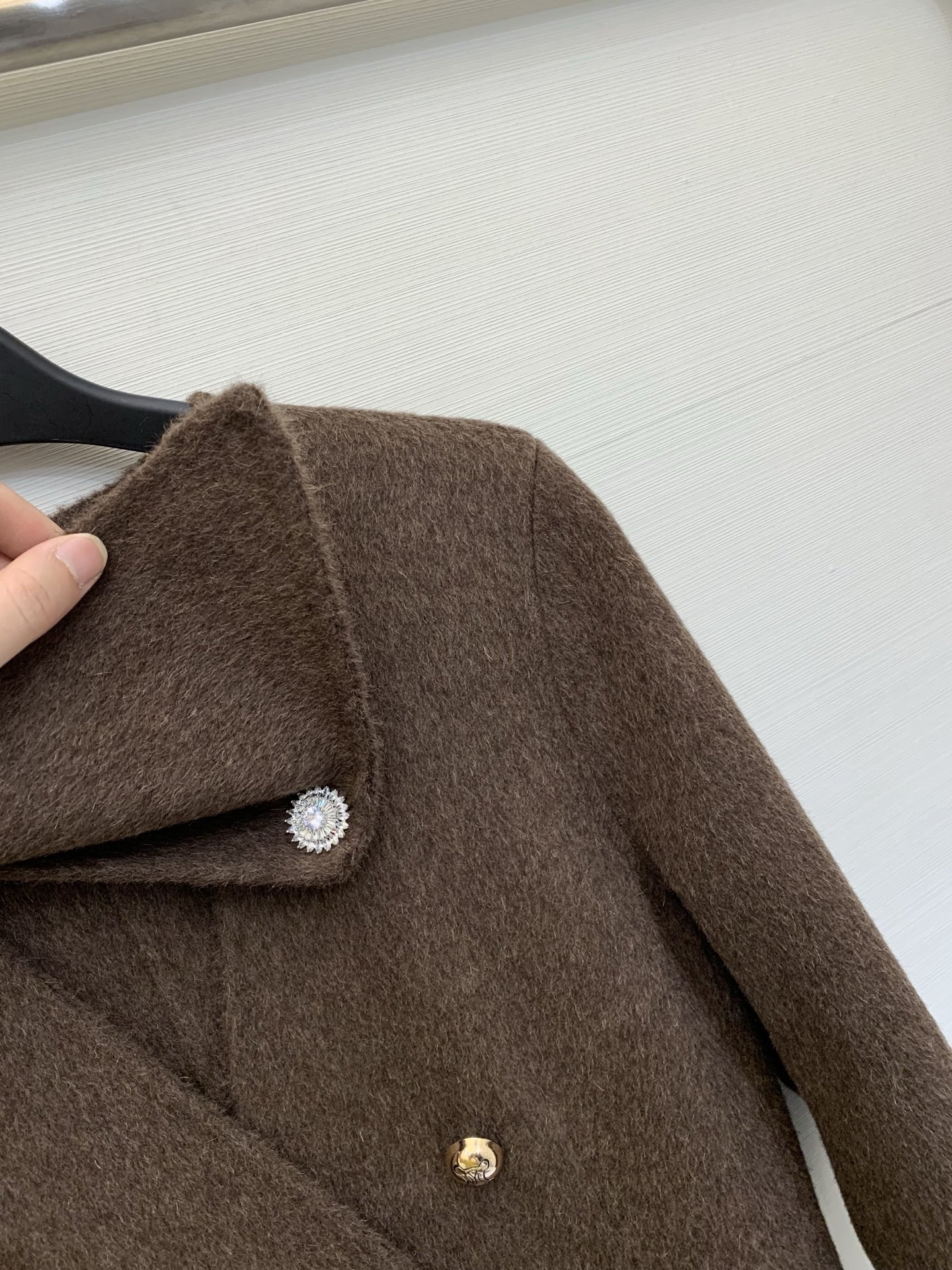 CELINE 25秋冬新款 双排扣收腰围巾🧣大衣，骆驼绒➕桑蚕丝➕羊毛混纺面料，柔软细腻，领口是围巾叠搭