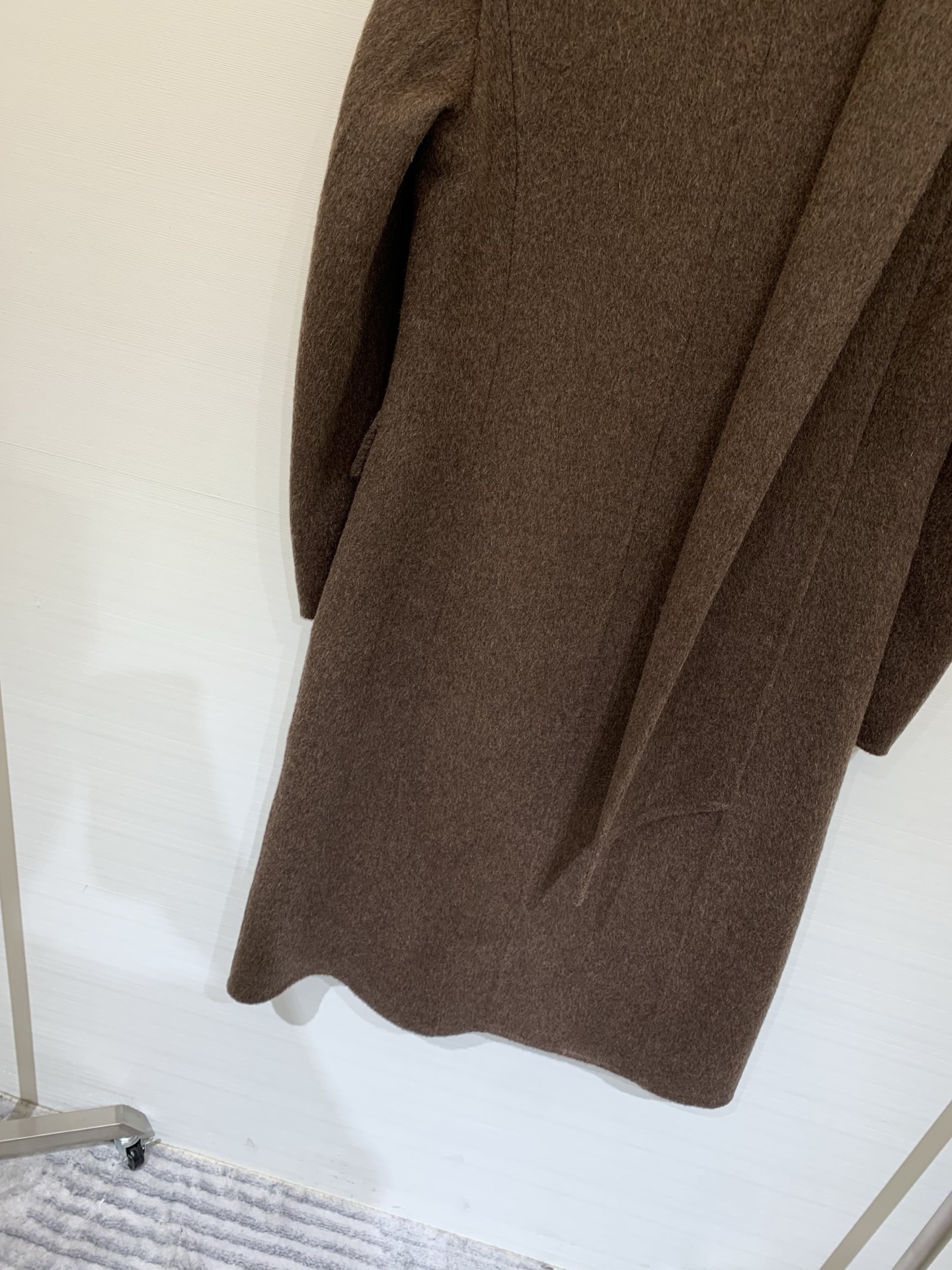 CELINE 25秋冬新款 双排扣收腰围巾🧣大衣，骆驼绒➕桑蚕丝➕羊毛混纺面料，柔软细腻，领口是围巾叠搭