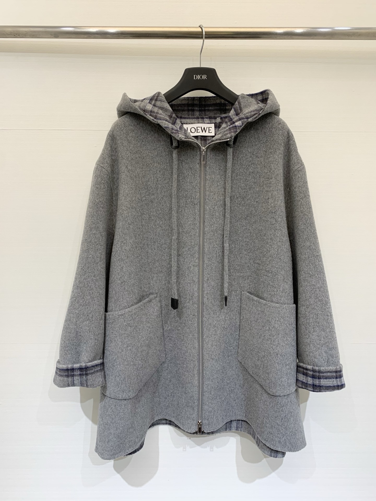 NO:625614,Comes with dust bag Loewe 25 new autumn and winter gray double-sided cashmere hooded jacket, camel wool fabric, inner plaid design, simple and a little bit of design, loose fit, hooded design, can be worn alone or layered, suitable for a variety of styles. One color sml,, loewe, jackets & coats, hats, alexander wang19860909配防尘袋Loewe 25秋冬新款 灰色双面羊绒连帽外套,骆驼绒羊毛面料,内里格纹设计,简约又带点设计感,宽松版型,带连帽设计,既能单穿也能叠搭,适配多种风格的穿搭 一色sml,,loewe,jackets & coats,hats,alexander wang,Women's clothing