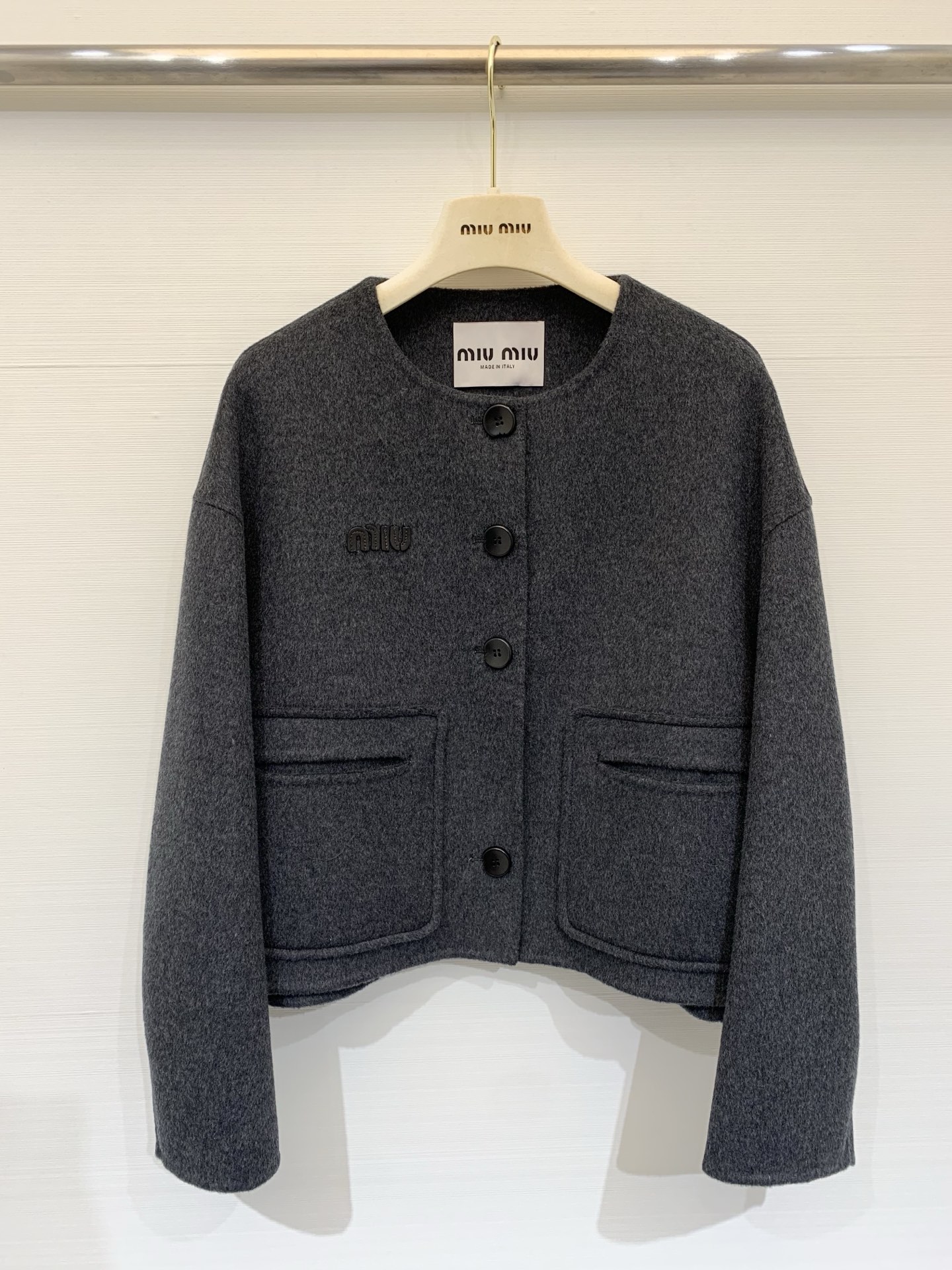 NO:627860,Comes with dust bag MIUMI* 25 new autumn and winter style short cashmere jacket, sweet and cool casual style, 20 cashmere 80 wool fabric, soft texture, Miu Miu's iconic 'miu' embroidered logo on the chest, with flap pockets on both sides, the overall short and loose fit, simple basic style with a touch of the brand's exquisite and sweet elements, suitable for daily matching with skirts and jeans. Two-color sml,, miumiu, skirts, jeans, jackets &  coats,alexander wang19860909配防尘袋MIUMI* 25秋冬新款 短款羊绒外套,甜酷休闲风格,20羊绒80羊毛面料,质感柔软,胸前有Miu Miu标志性的“miu”刺绣logo,两侧是带盖贴袋,整体是短款宽松版型,简约基础款里带点品牌的精致甜美元素,日常搭配裙子、牛仔裤都很适配 两色sml,,miumiu,skirts,jeans,jackets & coats,alexander wang,Women's clothing