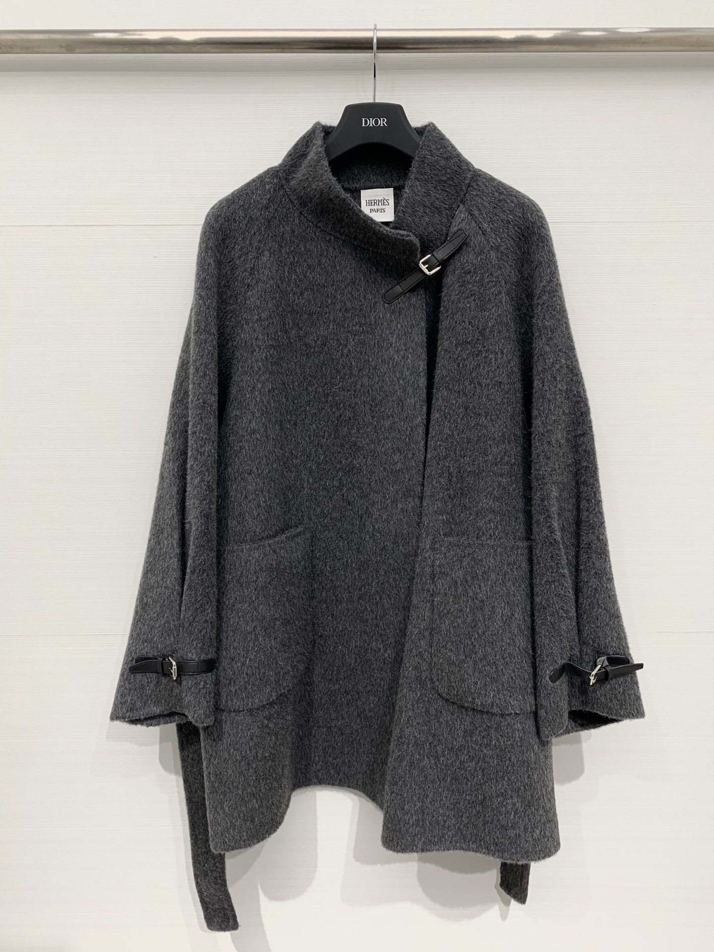 NO:625662,Comes with dust bag Hermes 25 new autumn and winter style double-sided camel velvet mid-length jacket with leather buttons, camel velvet and wool blended fabrics, soft and delicate texture, mid-length loose fit, with stand-up collar design, leather buckle decoration on the collar and cuffs, which adds a sense of neatness. It is a gentle piece that is suitable for various scenes. It can not only create an elegant commuting style, but also create a lazy and casual feeling~ Two-color SML,, hermes, jackets &  coats,alexander wang19860909配防尘袋Hermes 25秋冬新款 皮扣双面骆驼绒中长款外套,骆驼绒和羊毛混纺面料,质感软糯细腻,中长宽松版型,搭配立领设计,领口、袖口处有皮质搭扣装饰,增加了利落感,适配多种场景的温柔系单品,既能搭出优雅通勤风,也能营造慵懒休闲感~ 两色SML,,hermes,jackets & coats,alexander wang,Women's clothing