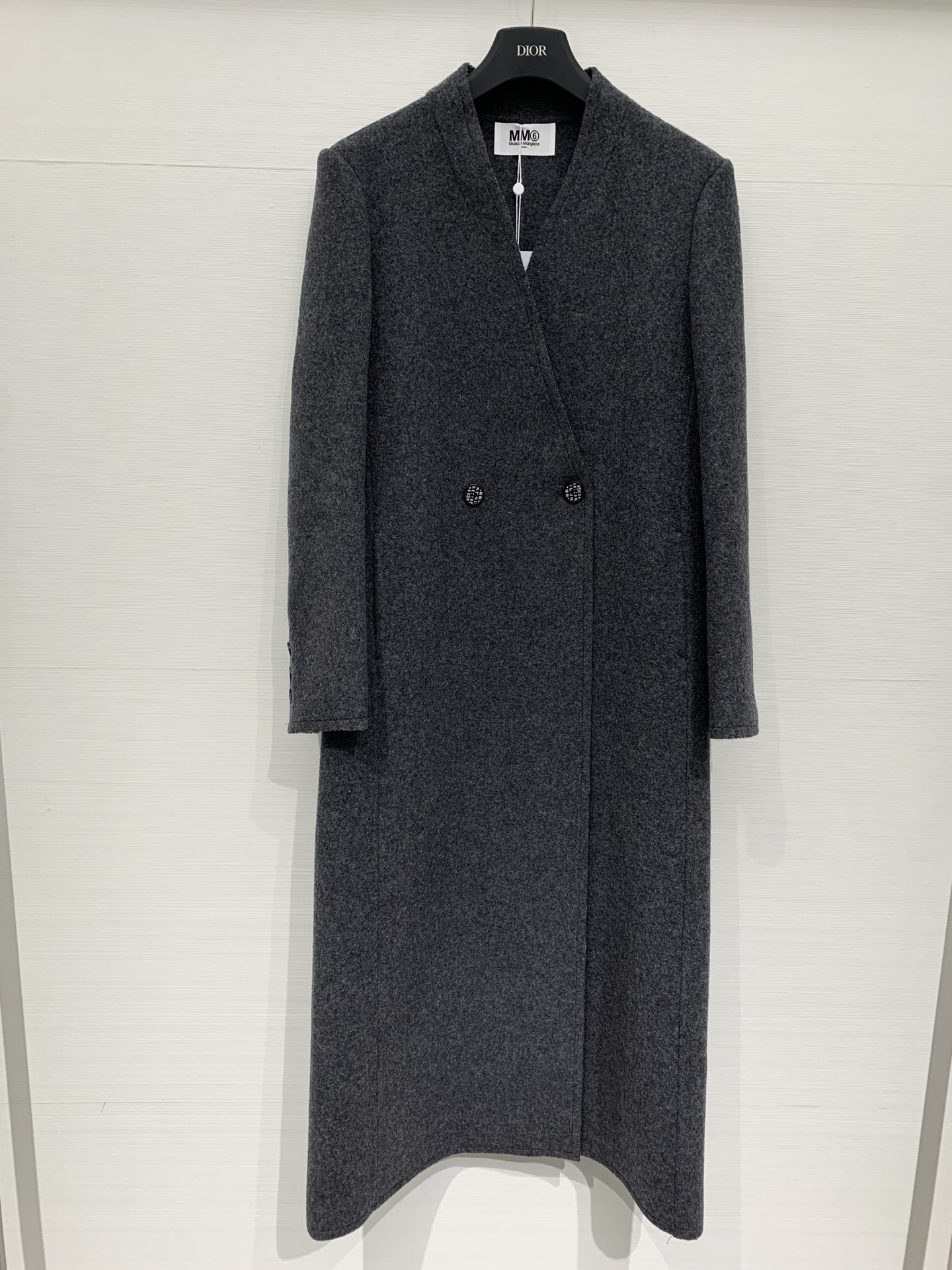 NO:625645,Comes with dust bag MM6 25 autumn and winter new model  Dark gray long double-sided camel hair coat, simple and high-end, yak wool fabric, delicate, soft and drapey with strong warmth, with a low-key high-end matte feel, classic digital buttons, long slim fit (near ankle length), with V-neck slanted placket design, the overall line is neat and elegant, can modify the body shape, double-breasted design, classic commuter elegance, suitable for various formal/semi-formal scenes such as the workplace, dating, etc., and layered inner layers can also create a relaxed atmosphere 一色sml,,masion margiela,alexander wang19860909配防尘袋MM6 25秋冬新款 深灰色长款双面骆驼绒大衣,简约高级,牦牛肉羊毛面料,细腻柔软垂顺且保暖性强,自带低调的高级哑光感,经典数字纽扣,长款修身版型（长度接近脚踝）,搭配V领斜襟设计,整体线条利落优雅,能修饰身形,采用双排扣设计,经典的通勤优雅款,适配职场、约会等多种正式/半正式场景,叠搭内搭也能穿出松弛的氛围感 一色sml,,masion margiela,alexander wang,Women's clothing