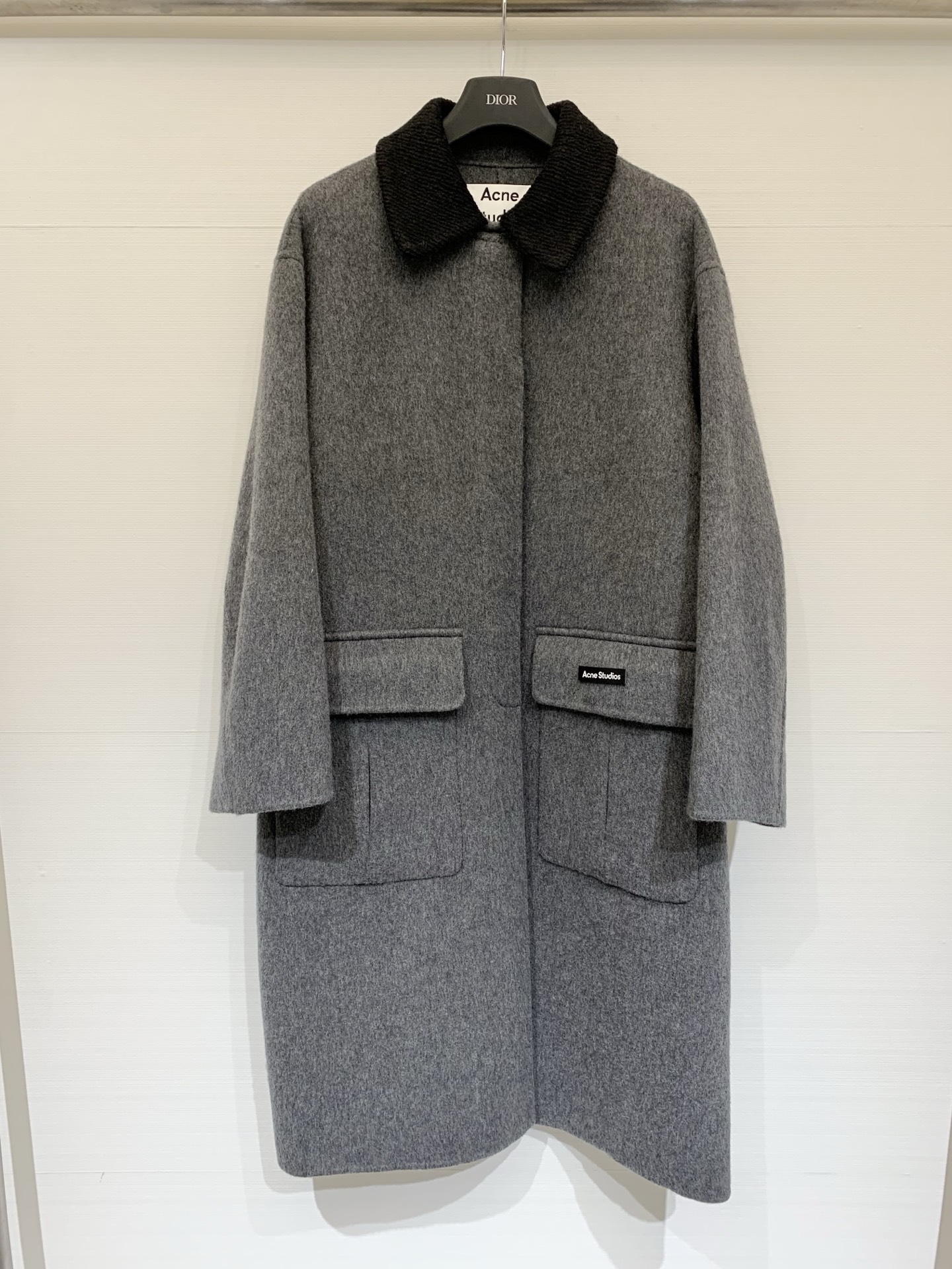 NO:625657,Comes with dust bag AcneStudios 25 new autumn and winter style contrasting color splicing fur collar long yak wool coat, yak wool blended material, thick and crisp texture, strong warmth retention, showing a low-key matte high-end feel, the collar is spliced ​​with plush material, which can not only create a cool street style, but also create a relaxed commuting feeling with simple inner wear~ Two-color SML P,,acne studios,dior,alexander wang19860909配防尘袋AcneStudios 25秋冬新款 撞色拼接毛领长款牦牛绒大衣,牦牛绒羊毛混纺材质,质感厚实挺括,保暖性强,呈现低调的哑光高级感,领口拼接了毛绒材质,既能搭出酷飒街头风,也能搭配简约内搭营造松弛通勤感~ 两色SML P,,acne studios,dior,alexander wang,Women's clothing