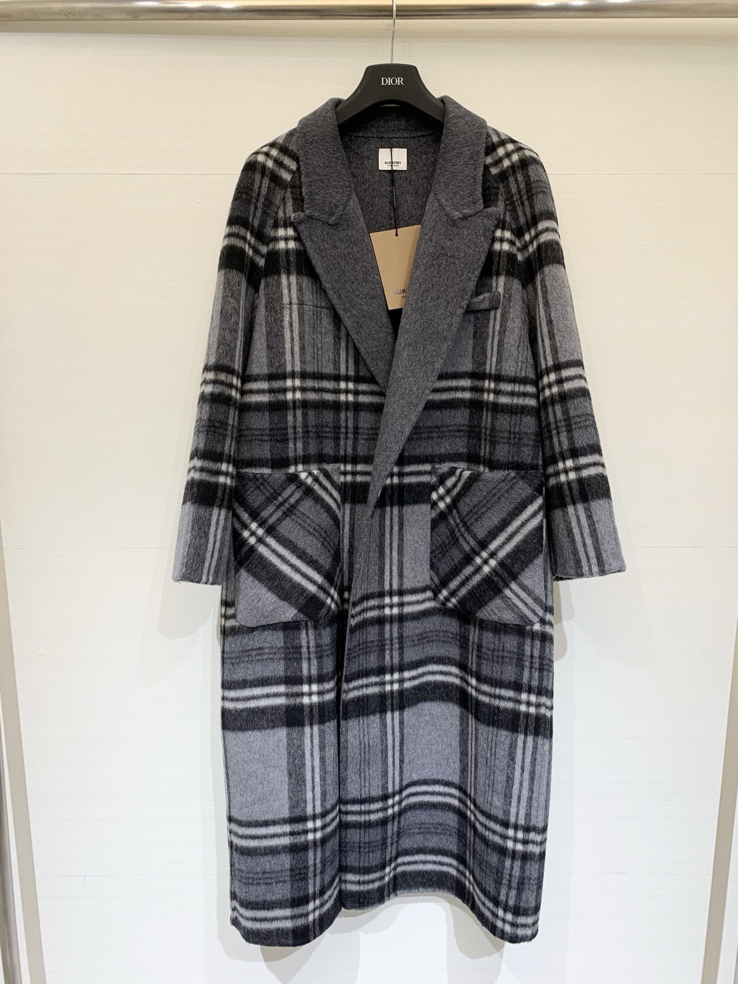 NO:649015,Comes with dust bag Burbe*ry 25 new autumn and winter plaid double-sided cashmere coat, the overall style is retro and elegant, and has a relaxed and casual feel. The long silhouette coat is designed with a suit lapel and is equipped with large-sized patch pockets on both sides. It has a soft texture, good drape, and strong warmth. It is a high-end single product for autumn and winter. The plaid pattern is mainly gray, black, and white. The classic large plaid + thin line combination is retro and versatile.  Size SML,,burberry,business suit,alexander wang19860909配防尘袋Burbe*ry 25秋冬新款 格纹双面羊绒大衣,整体风格偏复古优雅,同时带有松弛的休闲感,长款廓形大衣,采用西装翻领设计,两侧配有大尺寸的贴袋,质感柔软、垂坠感好,保暖性强,属于秋冬高端单品,以灰、黑、白为主色调的格纹图案,经典的大格纹+细线条组合,复古又百搭 码数SML,,burberry,business suit,alexander wang,Women's clothing