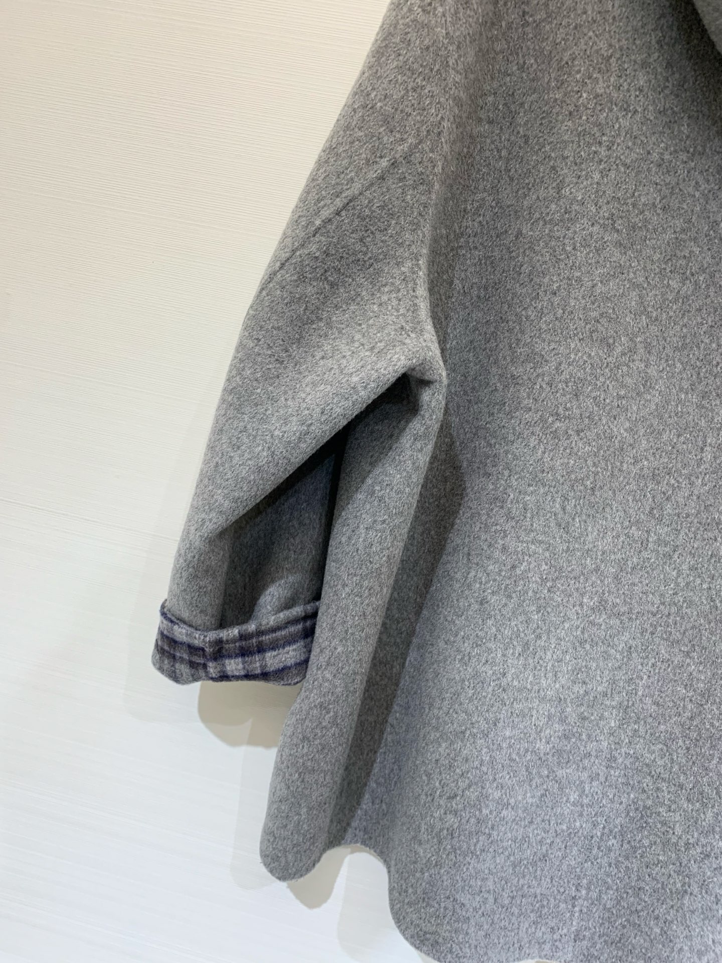 Loewe 25秋冬新款 灰色双面羊绒连帽外套，骆驼绒➕羊毛面料，内里格纹设计，简约又带点设计感，宽松版