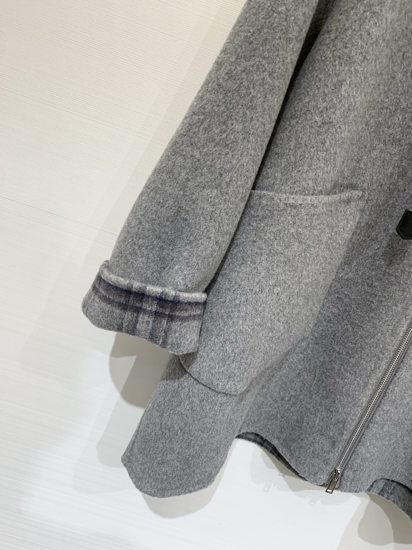 Loewe 25秋冬新款 灰色双面羊绒连帽外套，骆驼绒➕羊毛面料，内里格纹设计，简约又带点设计感，宽松版