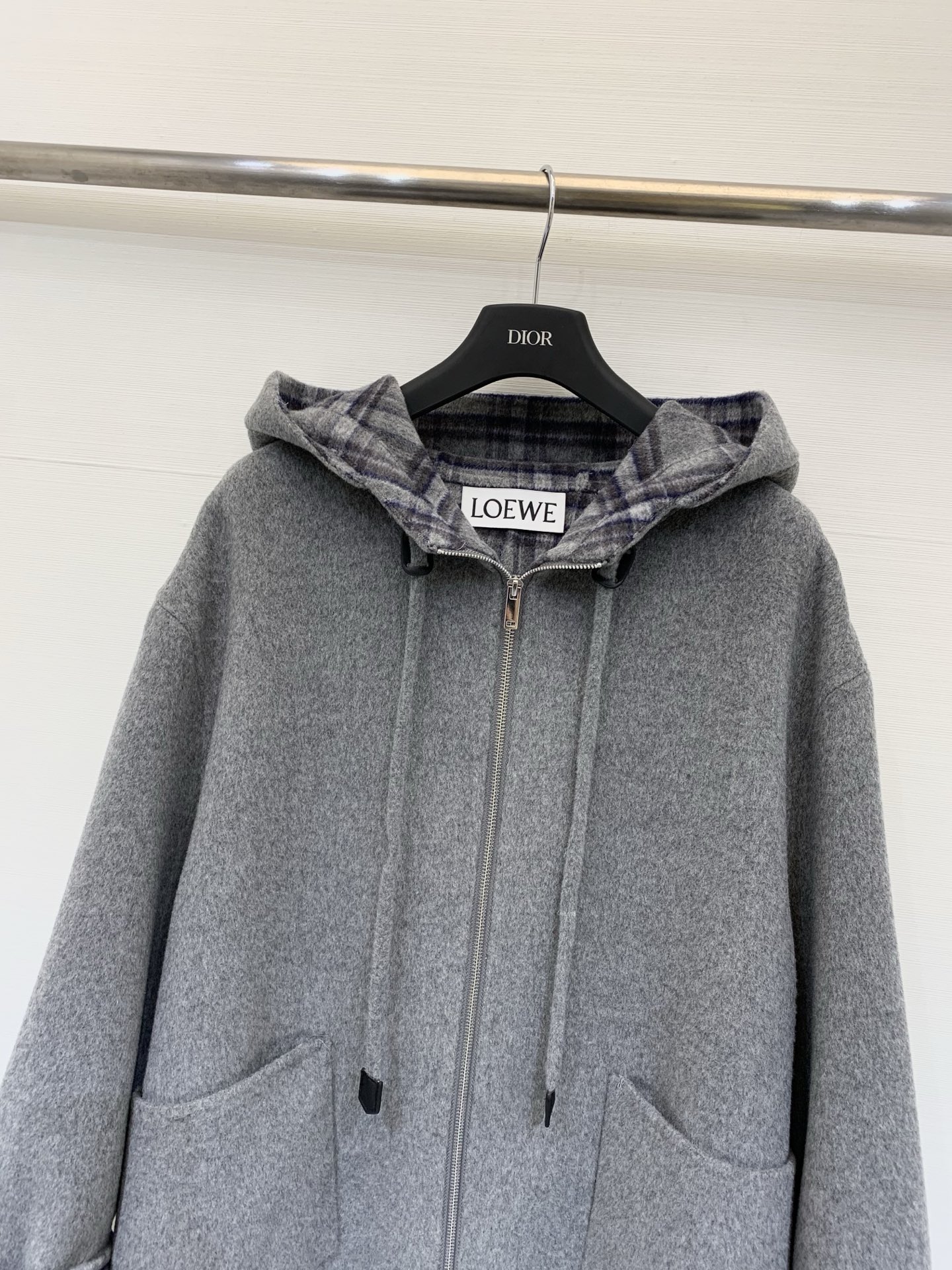 Loewe 25秋冬新款 灰色双面羊绒连帽外套，骆驼绒➕羊毛面料，内里格纹设计，简约又带点设计感，宽松版