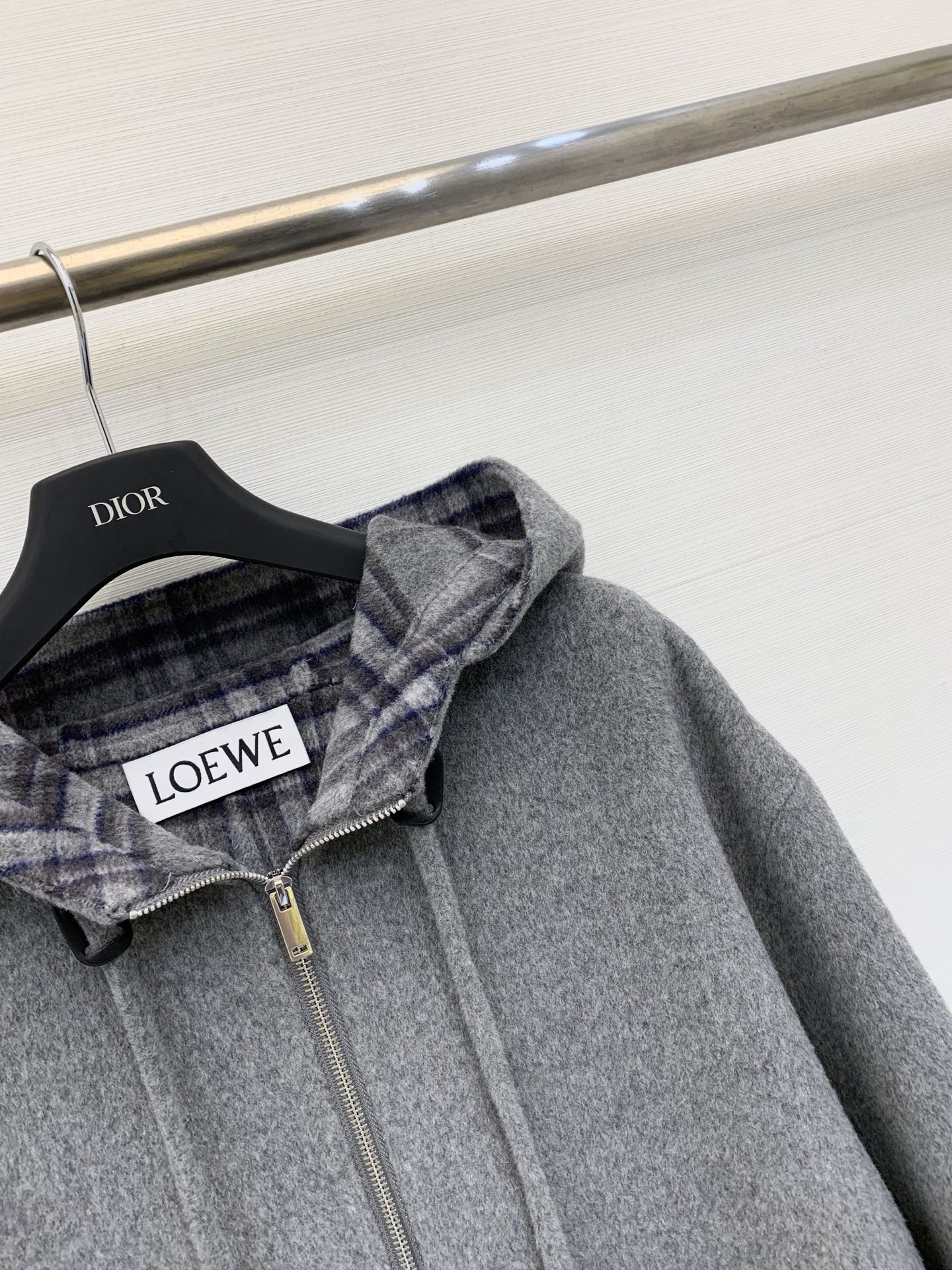 Loewe 25秋冬新款 灰色双面羊绒连帽外套，骆驼绒➕羊毛面料，内里格纹设计，简约又带点设计感，宽松版