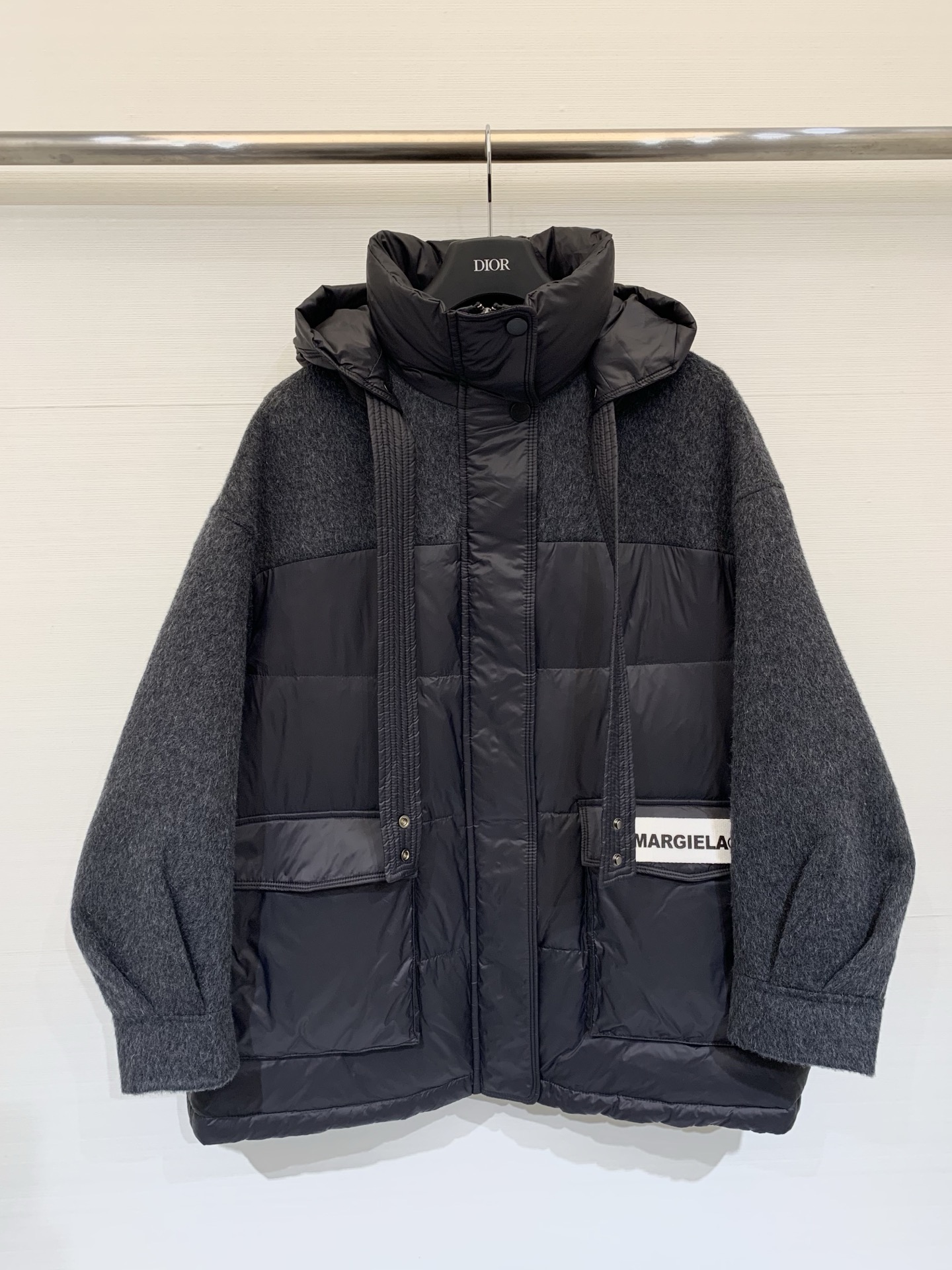 NO:625640,Comes with dust bag MM6 25 new autumn and winter style detachable hooded spliced down jacket, black matte down fabric + dark gray wool fabric, the two materials collide to create a layered texture, loose fit, large patch pockets on both sides (the left pocket has the 'MARGIELA 6' logo), a very practical mix and match style that can be used for daily outings or layered to create a casual atmosphere. One color sml,, masion margiela, jackets & coats, down  jacket,hats,alexander wang19860909配防尘袋MM6 25秋冬新款 拆卸连帽拼接羽绒服外套,黑色哑光羽绒面料+深灰色羊毛面料,两种材质碰撞出层次质感,宽松版型,两侧大贴袋（左侧袋口有“MARGIELA 6”标识）,实用性很高的混搭款,既能适配日常出街,也能叠搭营造随性氛围 一色sml,,masion margiela,jackets & coats,down jacket,hats,alexander wang,Women's clothing