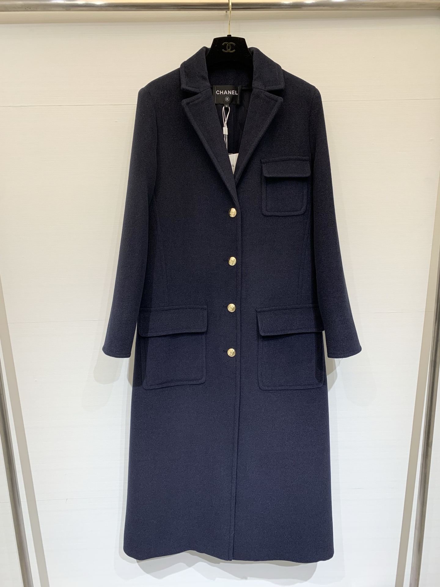 NO:626708,Chanel 25B black wool coat with dust bag. Classic coarse wool material, lining design, high-end texture and warmth. Black main tone + metal buttons + lapel design, simple and elegant, neat tailoring, full of elegance. The double pockets on the front are practical and beautiful, and can be easily used for commuting or formal occasions in autumn and winter. The same style as Jennie is hotly discussed in the fashion circle. It goes well with skirts or trousers, and can easily create a high-end style.  Code number sml,,chanel,skirts,alexander wang19860909配防尘袋Chanel 25B 黑色羊毛大衣 经典粗花羊毛材质,里衬设计,质感高级又保暖.黑色主调＋金属纽扣＋翻领设计,简约大气,剪裁利落,优雅气质满分.正面双口袋实用又美观,秋冬通勤或正式场合都能轻松驾驭.Jennie同款,时尚圈热议,搭配裙装或裤装都很出彩,轻松打造高级感穿搭风格 码数sml,,chanel,skirts,alexander wang,Women's clothing