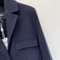 Chanel 25B 黑色羊毛大衣 经典粗花羊毛材质,里衬设计,质感高级又保暖。黑色主调+金属纽扣+翻领 Chanel 25B 黑色羊毛大衣 经典粗花羊毛材质,里衬设计,质感高级又保暖。黑色主调+金属纽扣+翻领
