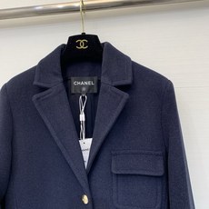 Chanel 25B 黑色羊毛大衣 经典粗花羊毛材质,里衬设计,质感高级又保暖。黑色主调+金属纽扣+翻领 Chanel 25B 黑色羊毛大衣 经典粗花羊毛材质,里衬设计,质感高级又保暖。黑色主调+金属纽扣+翻领