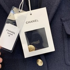 Chanel 25B 黑色羊毛大衣 经典粗花羊毛材质,里衬设计,质感高级又保暖。黑色主调+金属纽扣+翻领 Chanel 25B 黑色羊毛大衣 经典粗花羊毛材质,里衬设计,质感高级又保暖。黑色主调+金属纽扣+翻领