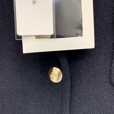 Chanel 25B 黑色羊毛大衣 经典粗花羊毛材质,里衬设计,质感高级又保暖。黑色主调+金属纽扣+翻领 Chanel 25B 黑色羊毛大衣 经典粗花羊毛材质,里衬设计,质感高级又保暖。黑色主调+金属纽扣+翻领