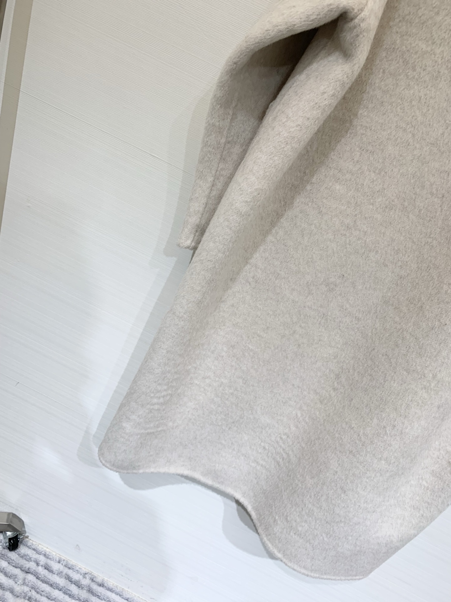 MM6 25秋冬新款 针织连帽双面羊毛长款大衣，极简休闲风格，质感柔软且有高级的哑光质感，单排暗扣闭合，