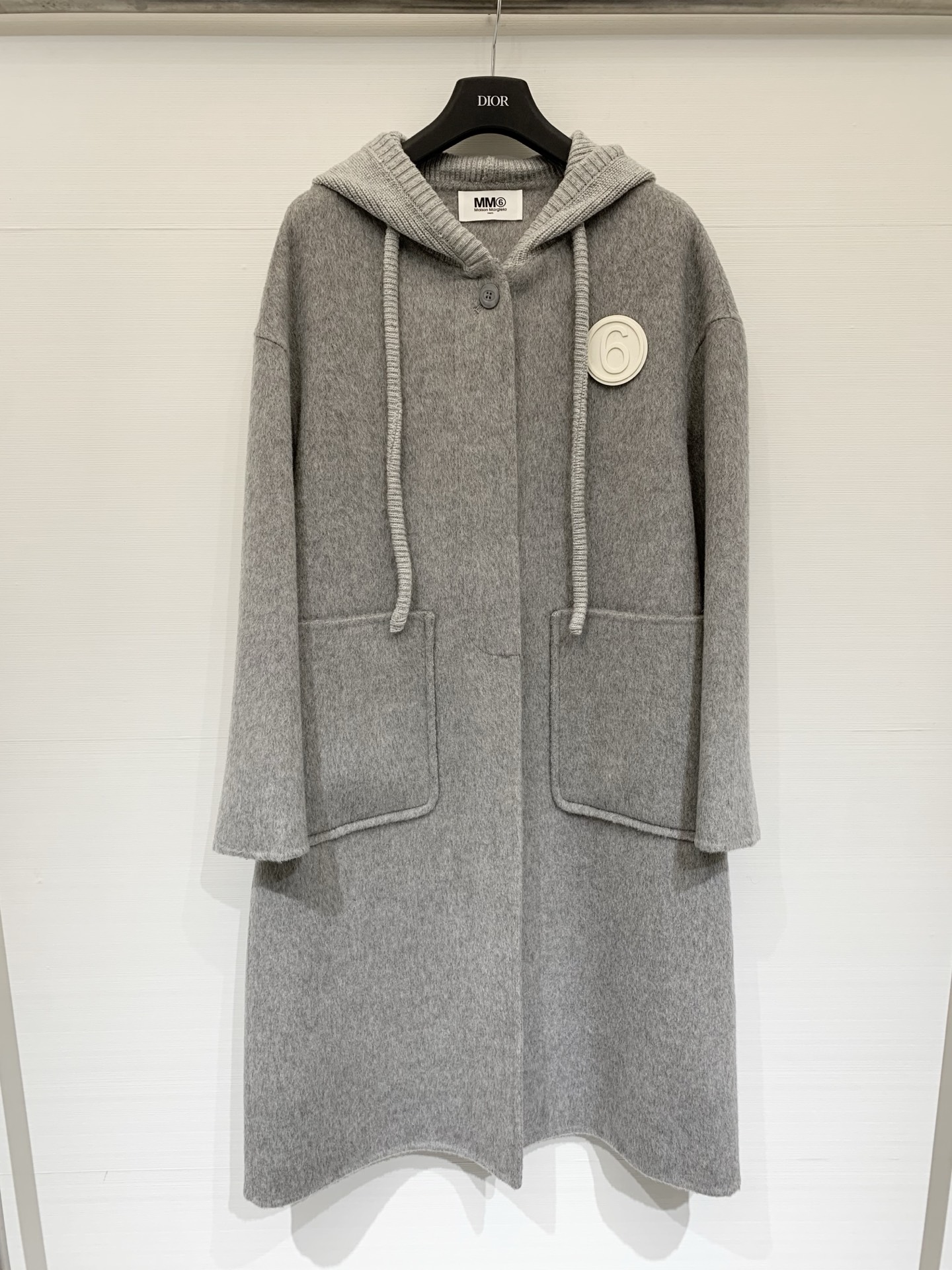 NO:627855,Comes with dust bag MM6 25 new autumn and winter knitted hooded double-sided wool long coat, minimalist casual style, soft texture and high-end matte texture, single-row concealed button closure, and MM6's iconic 'number 6' decorative patch on the chest, loose fit + long cut, not only retains the warmth of the coat, but also has a casual and lazy tone. Two-color sml, masion margiela, hats, alexander wang19860909配防尘袋MM6 25秋冬新款 针织连帽双面羊毛长款大衣,极简休闲风格,质感柔软且有高级的哑光质感,单排暗扣闭合,胸前还有MM6标志性的“数字6”装饰贴片,宽松版型+长款剪裁,既保留了大衣的保暖性,又带点随性慵懒的调性 两色sml,,masion margiela,hats,alexander wang,Women's clothing