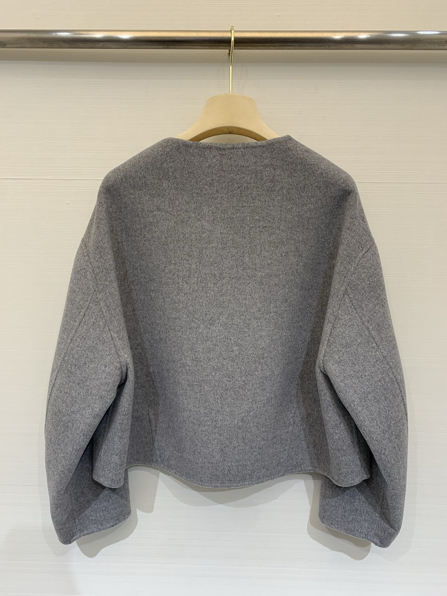 MIUMI* 25秋冬新款 短款羊绒外套，甜酷休闲风格，20%羊绒80%羊毛面料，质感柔软，胸前有Miu