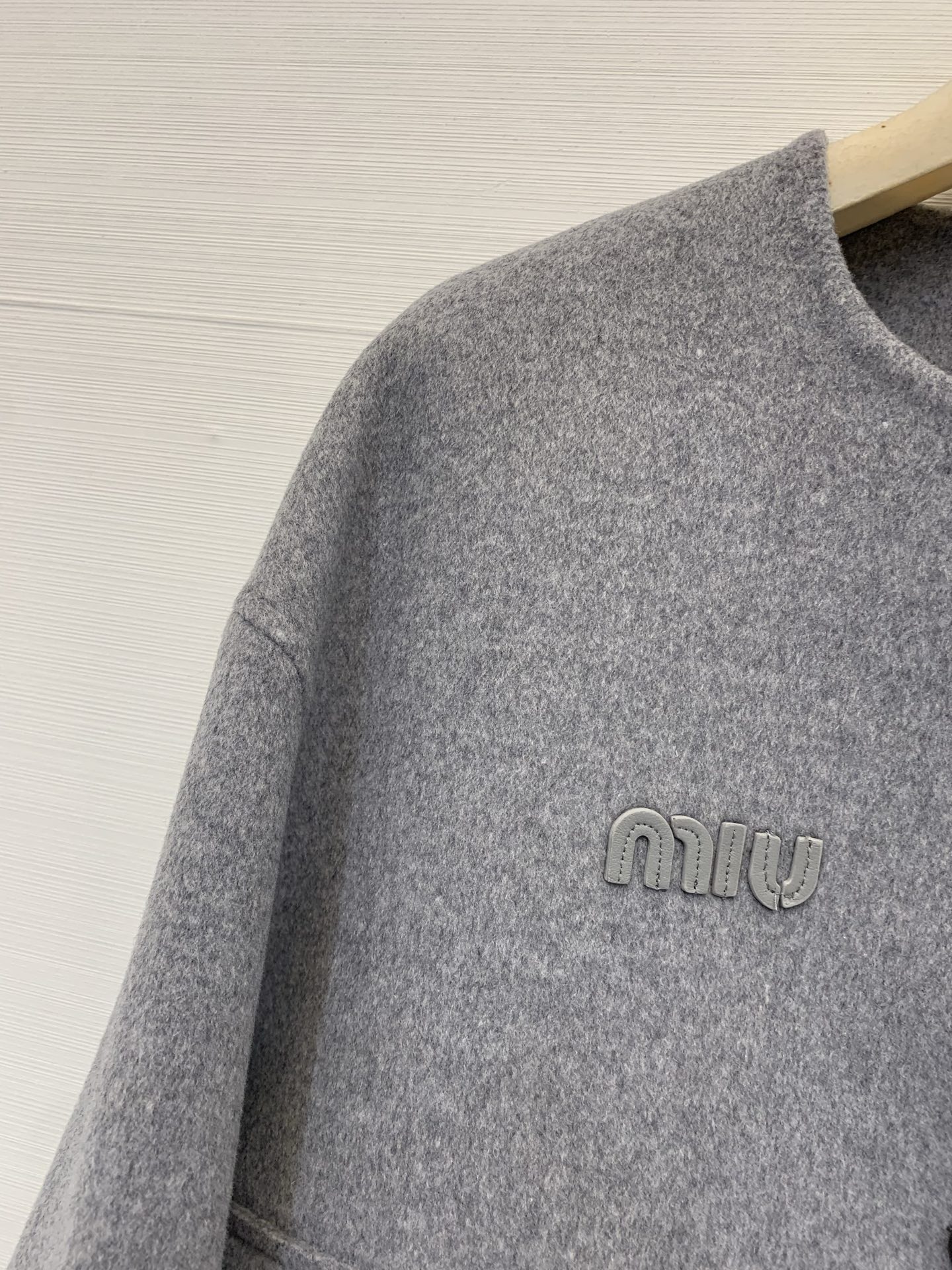 MIUMI* 25秋冬新款 短款羊绒外套，甜酷休闲风格，20%羊绒80%羊毛面料，质感柔软，胸前有Miu