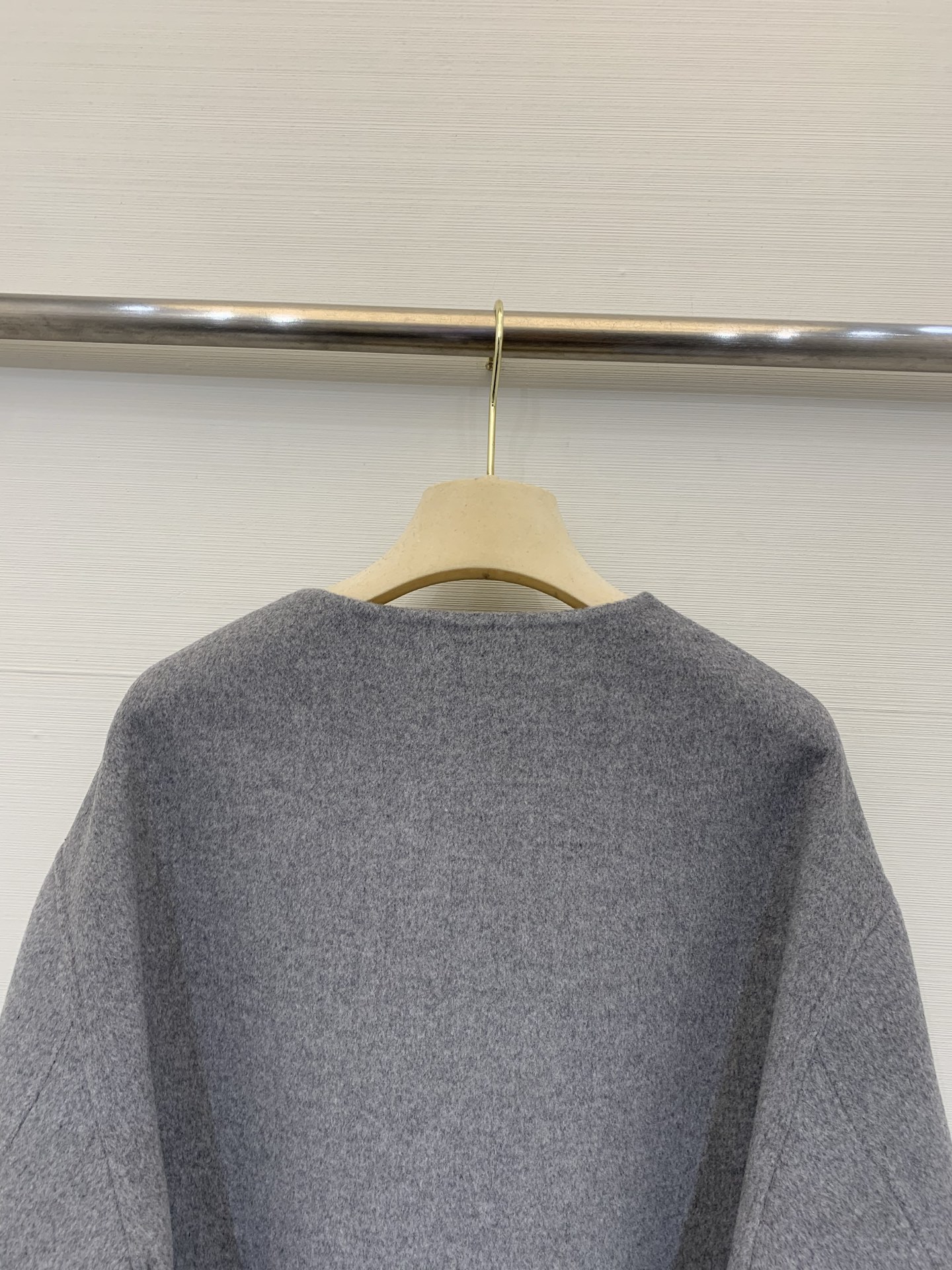 MIUMI* 25秋冬新款 短款羊绒外套，甜酷休闲风格，20%羊绒80%羊毛面料，质感柔软，胸前有Miu