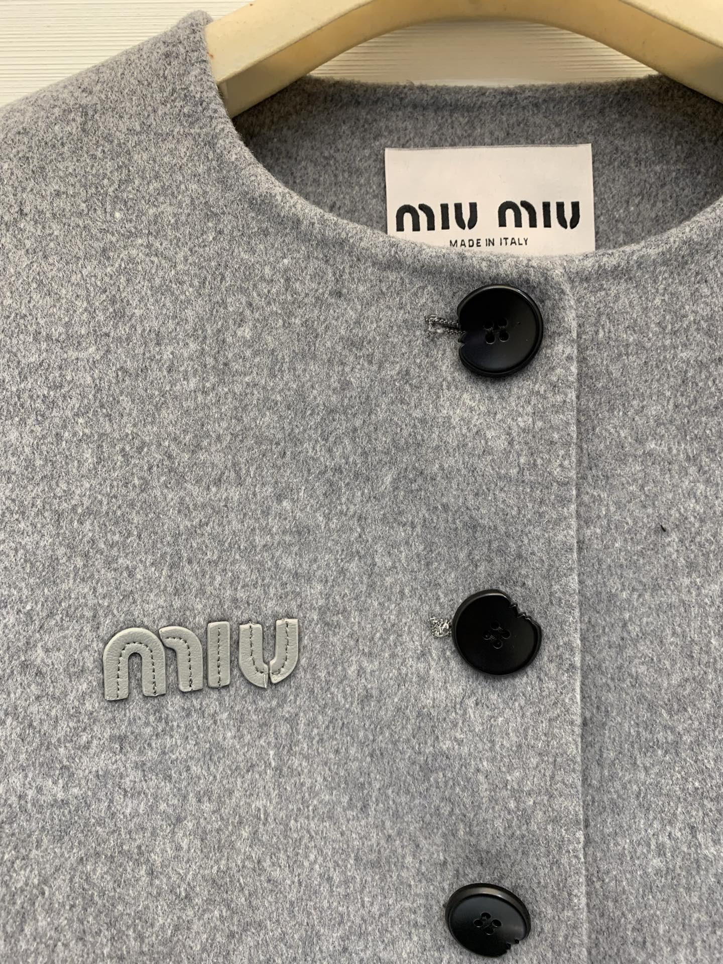 MIUMI* 25秋冬新款 短款羊绒外套，甜酷休闲风格，20%羊绒80%羊毛面料，质感柔软，胸前有Miu
