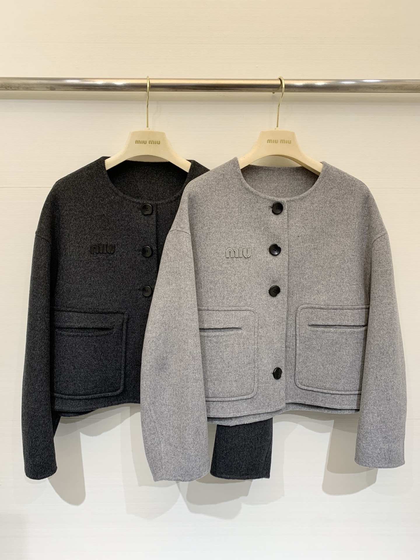 MIUMI* 25秋冬新款 短款羊绒外套，甜酷休闲风格，20%羊绒80%羊毛面料，质感柔软，胸前有Miu