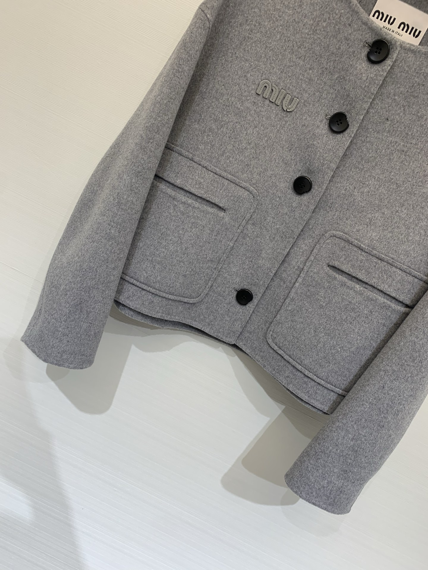 MIUMI* 25秋冬新款 短款羊绒外套，甜酷休闲风格，20%羊绒80%羊毛面料，质感柔软，胸前有Miu