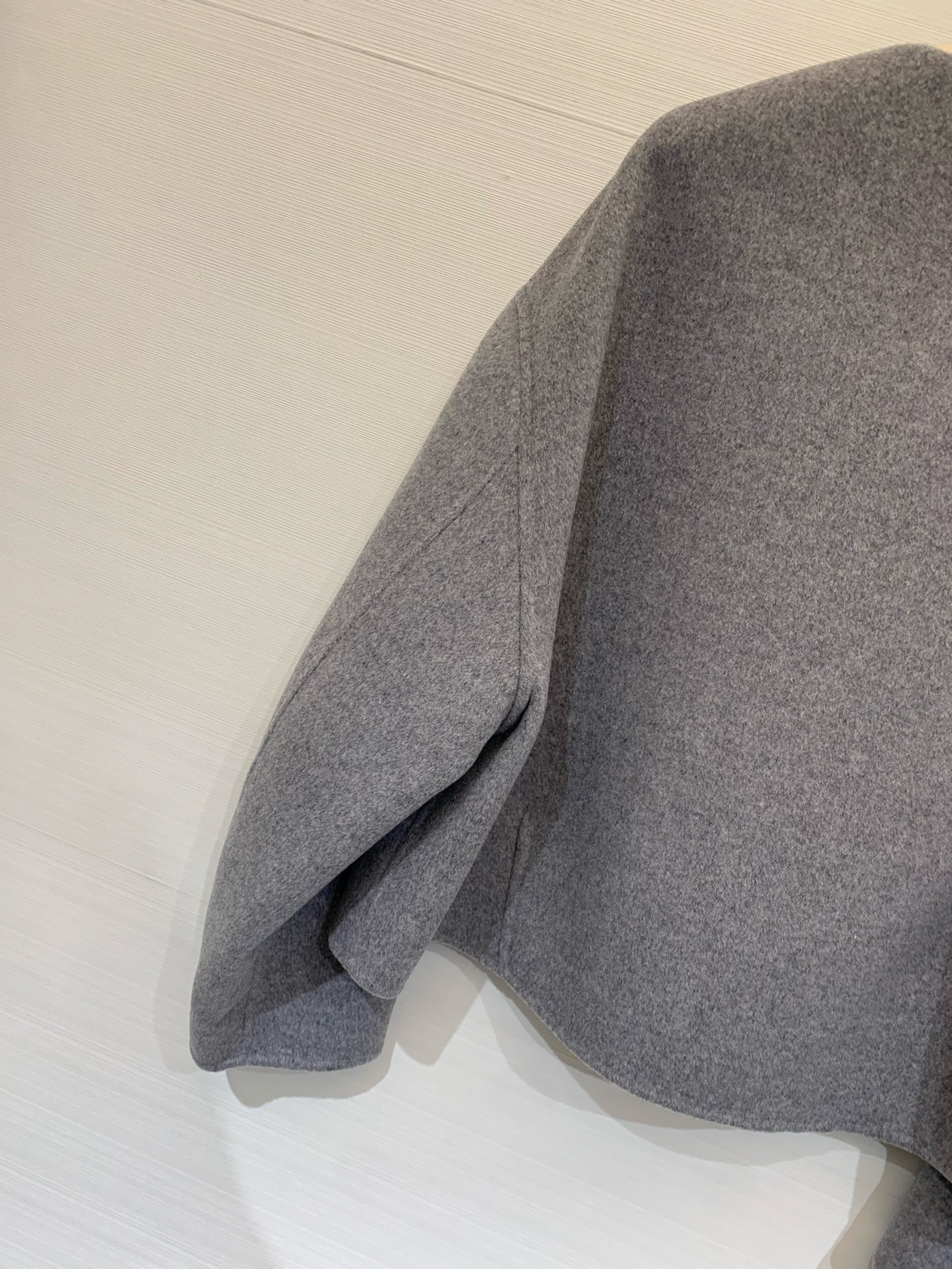 MIUMI* 25秋冬新款 短款羊绒外套，甜酷休闲风格，20%羊绒80%羊毛面料，质感柔软，胸前有Miu
