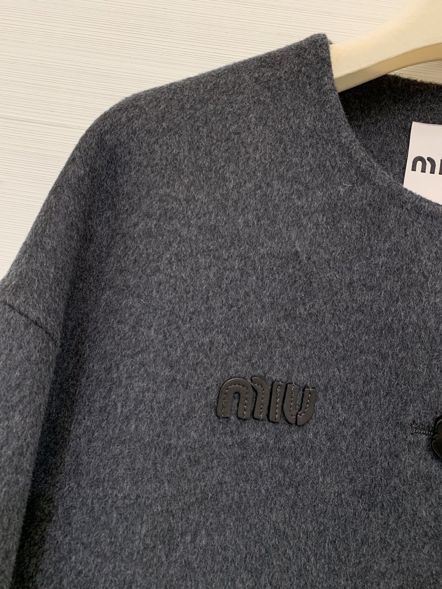 MIUMI* 25秋冬新款 短款羊绒外套，甜酷休闲风格，20%羊绒80%羊毛面料，质感柔软，胸前有Miu