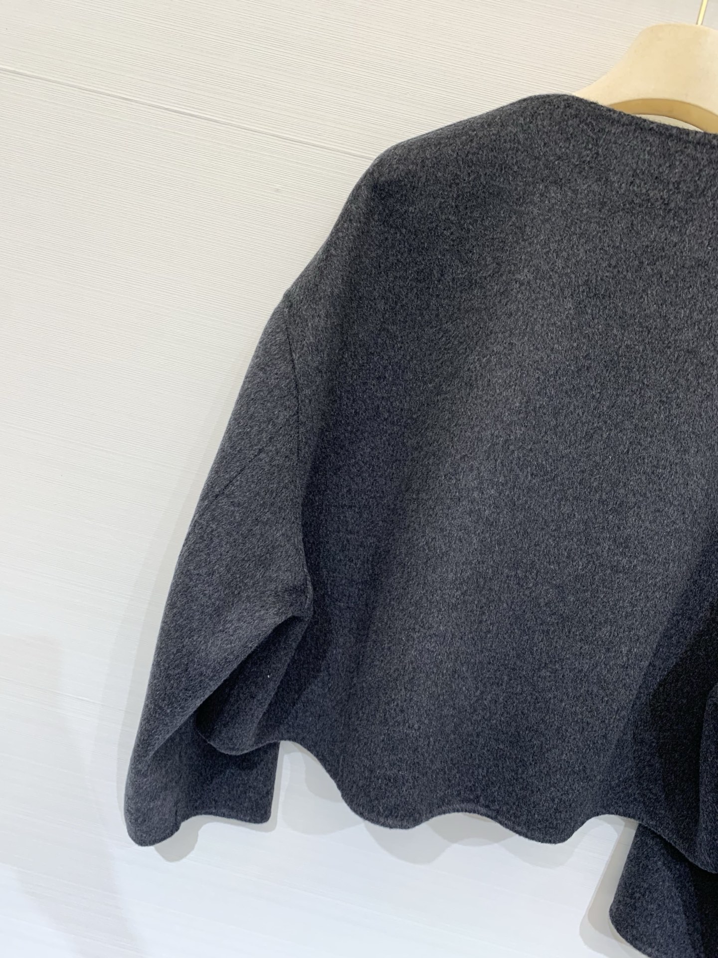 MIUMI* 25秋冬新款 短款羊绒外套，甜酷休闲风格，20%羊绒80%羊毛面料，质感柔软，胸前有Miu