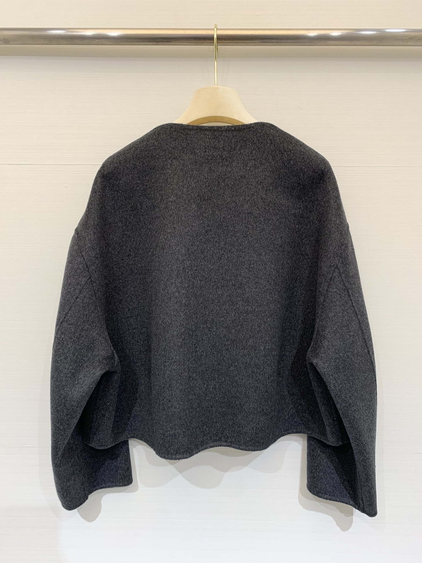 MIUMI* 25秋冬新款 短款羊绒外套，甜酷休闲风格，20%羊绒80%羊毛面料，质感柔软，胸前有Miu