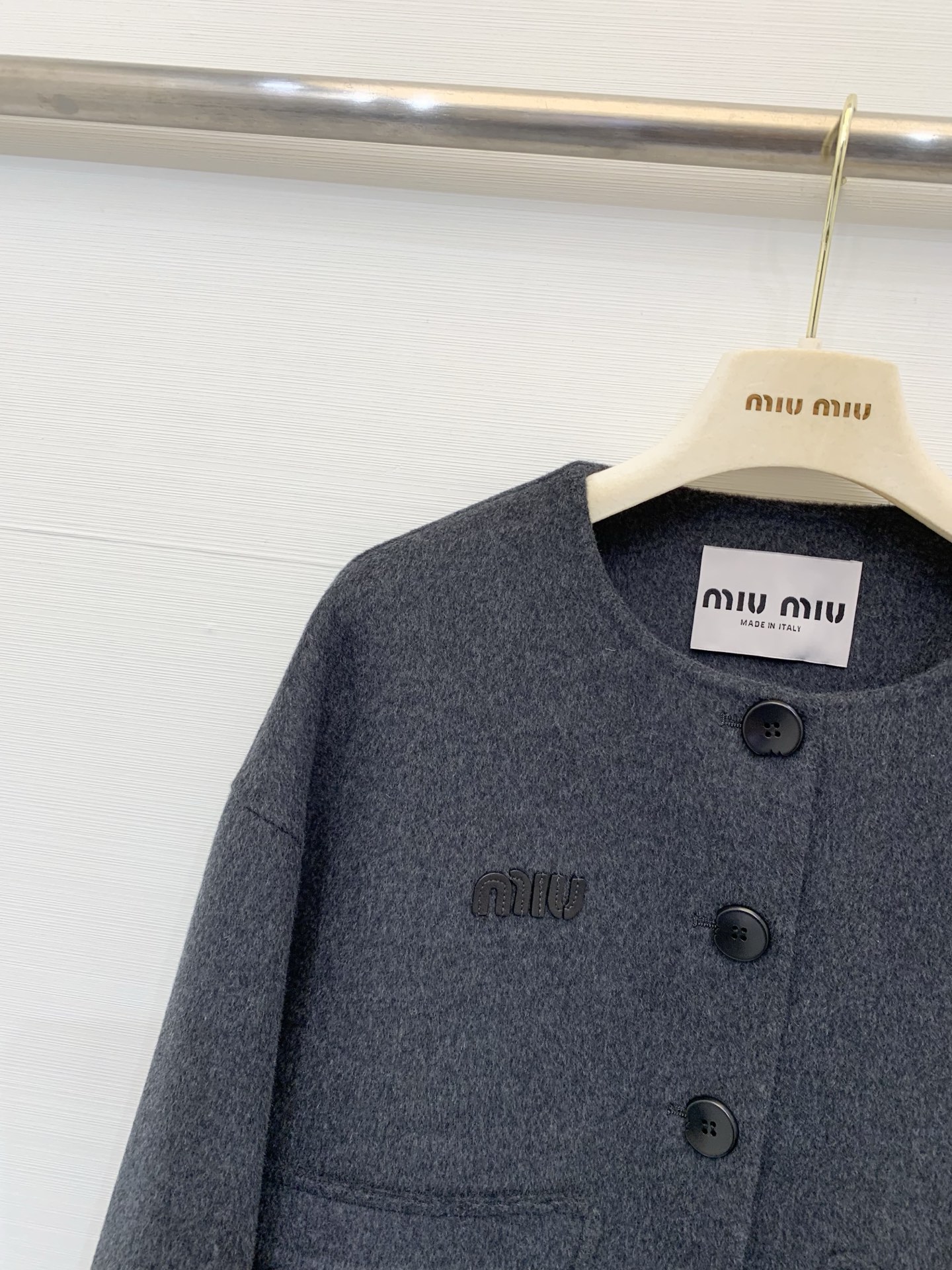 MIUMI* 25秋冬新款 短款羊绒外套，甜酷休闲风格，20%羊绒80%羊毛面料，质感柔软，胸前有Miu