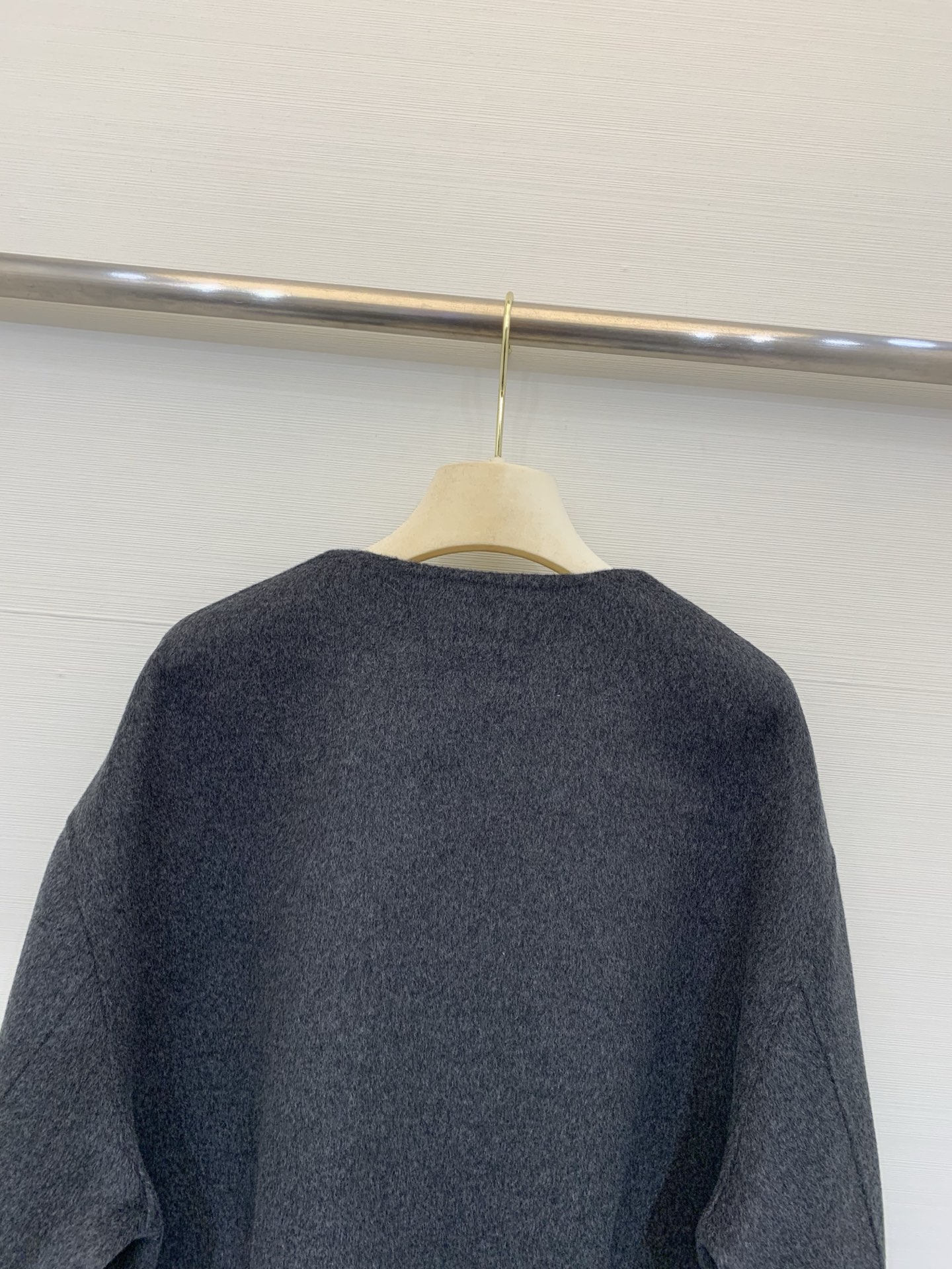 MIUMI* 25秋冬新款 短款羊绒外套，甜酷休闲风格，20%羊绒80%羊毛面料，质感柔软，胸前有Miu