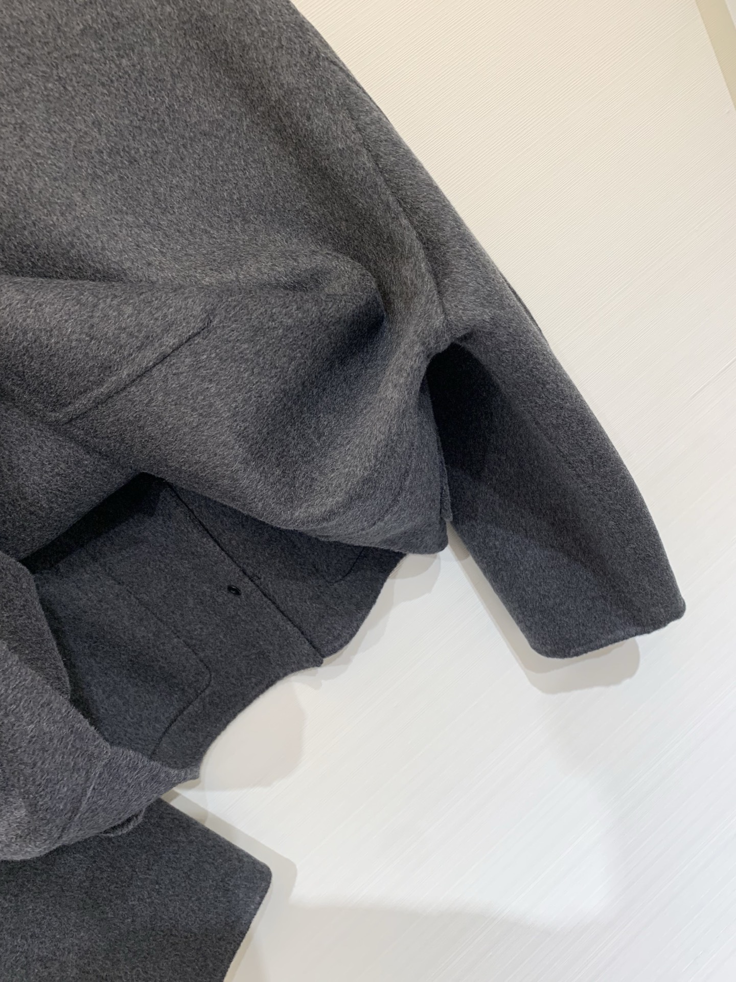 MIUMI* 25秋冬新款 短款羊绒外套，甜酷休闲风格，20%羊绒80%羊毛面料，质感柔软，胸前有Miu