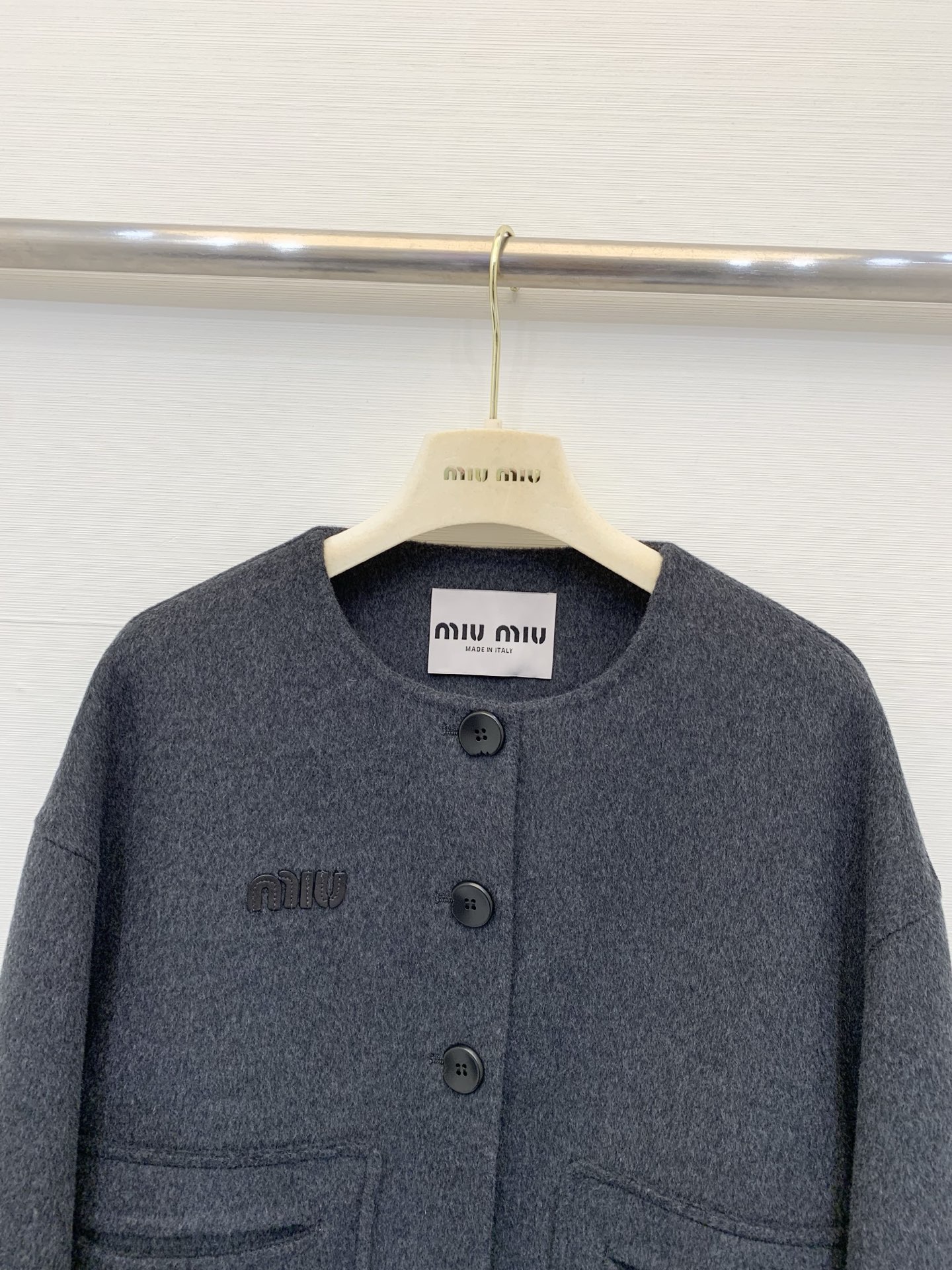 MIUMI* 25秋冬新款 短款羊绒外套，甜酷休闲风格，20%羊绒80%羊毛面料，质感柔软，胸前有Miu