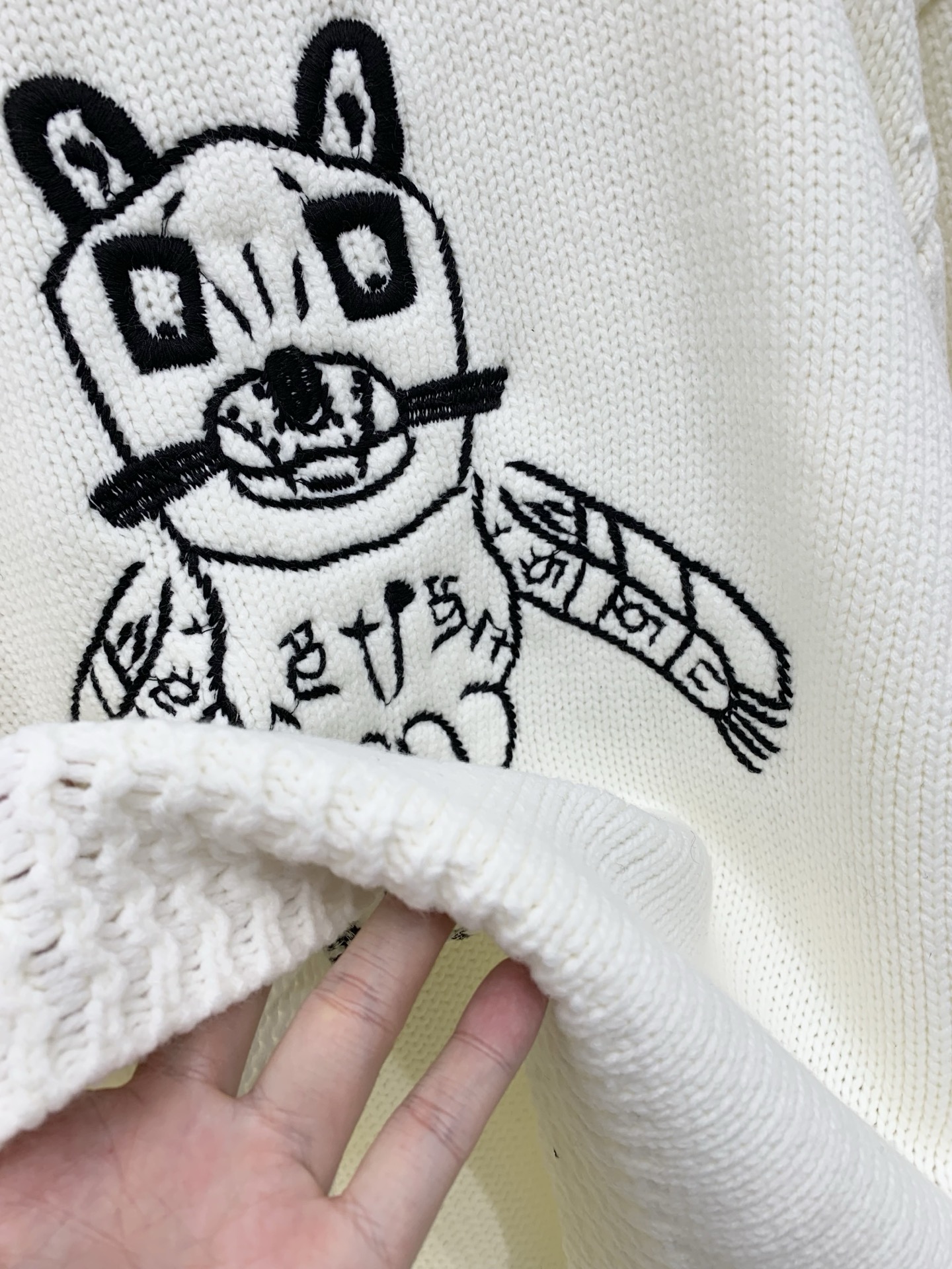 Loewe 25秋冬新款 猫咪刺绣毛衣款 logo图案修饰点缀 系列款出货 上身高级氛围感🈵️🈵️ 𝟑𝟔