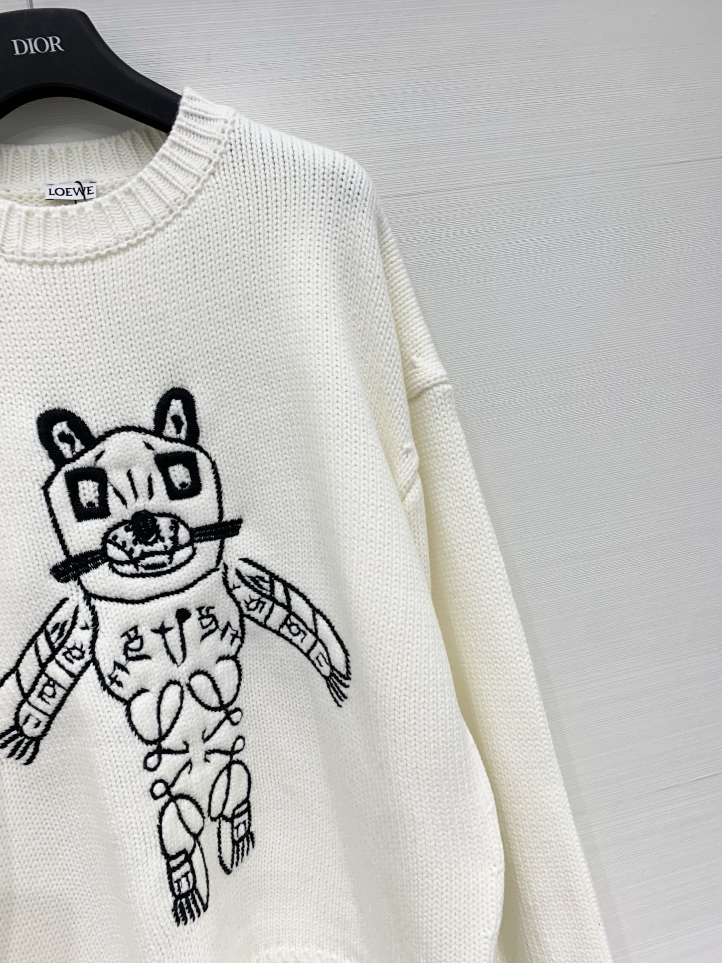 Loewe 25秋冬新款 猫咪刺绣毛衣款 logo图案修饰点缀 系列款出货 上身高级氛围感🈵️🈵️ 𝟑𝟔