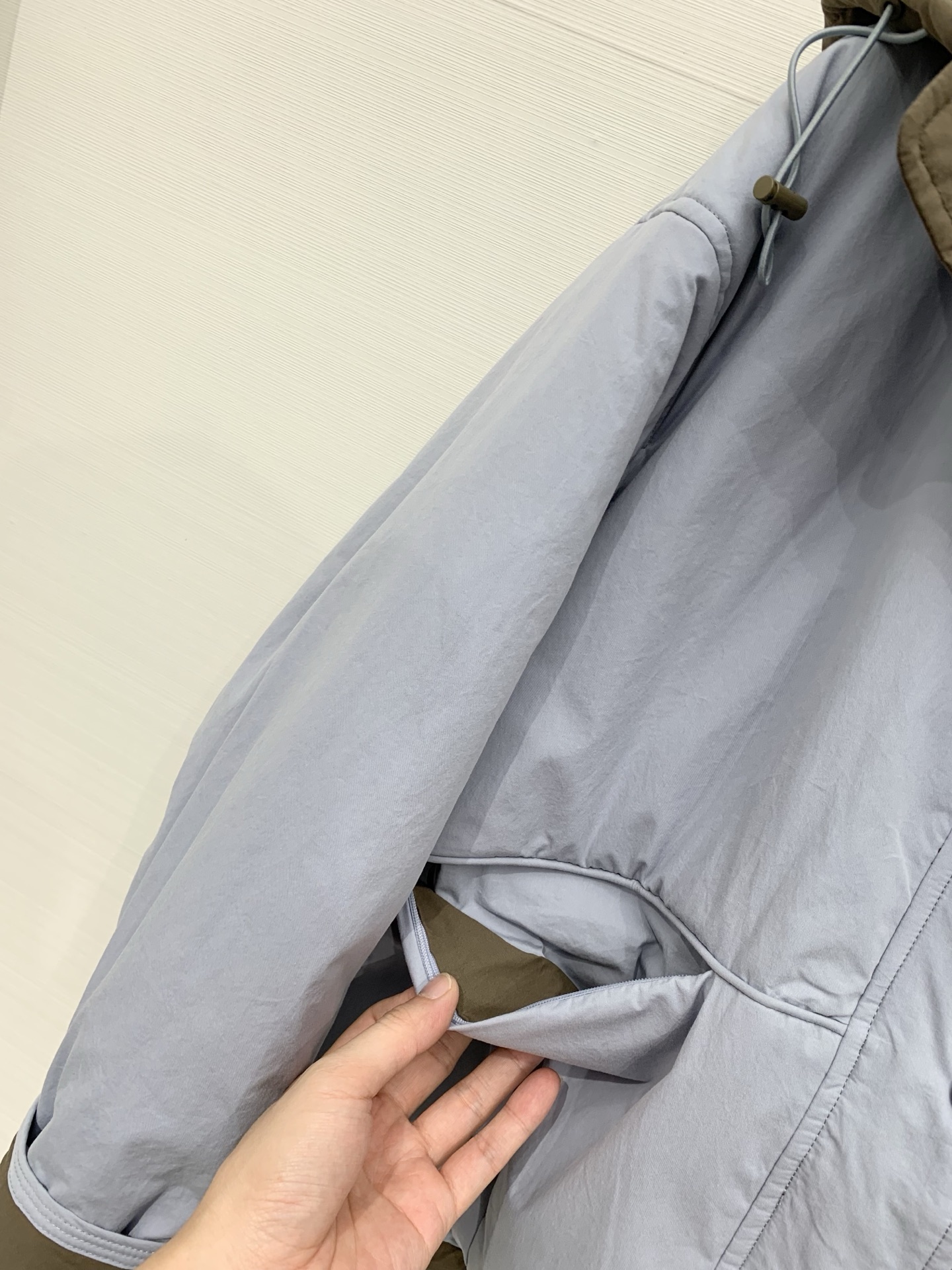 Marni 25秋冬新款 撞色连帽羽绒服，整体风格偏休闲简约，连帽内侧、袖口拼接撞色工艺，宽松短款版型，
