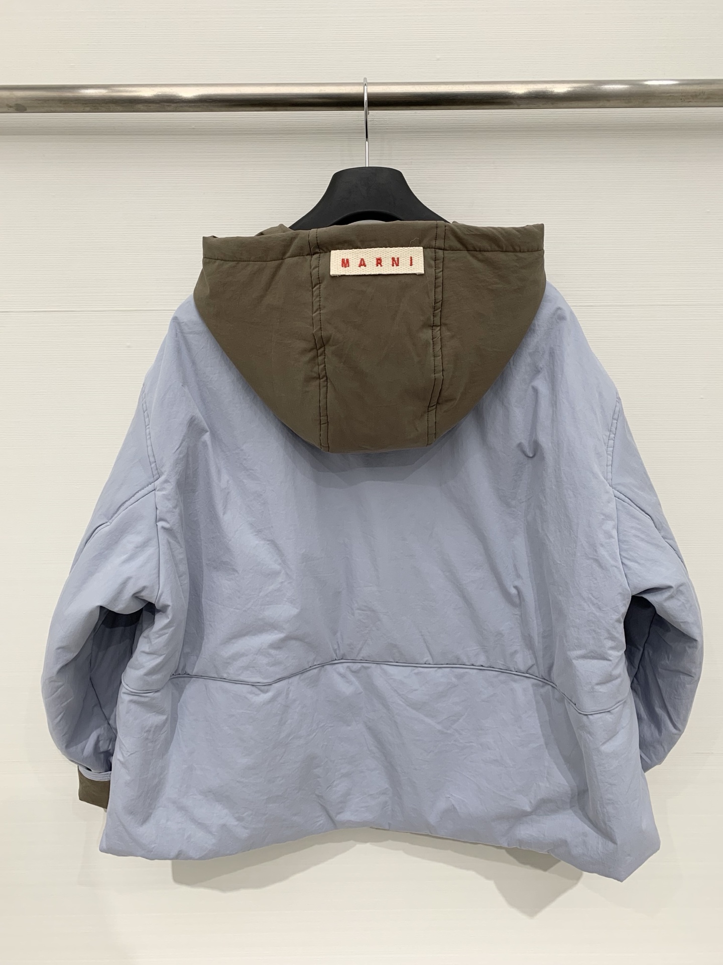 Marni 25秋冬新款 撞色连帽羽绒服，整体风格偏休闲简约，连帽内侧、袖口拼接撞色工艺，宽松短款版型，