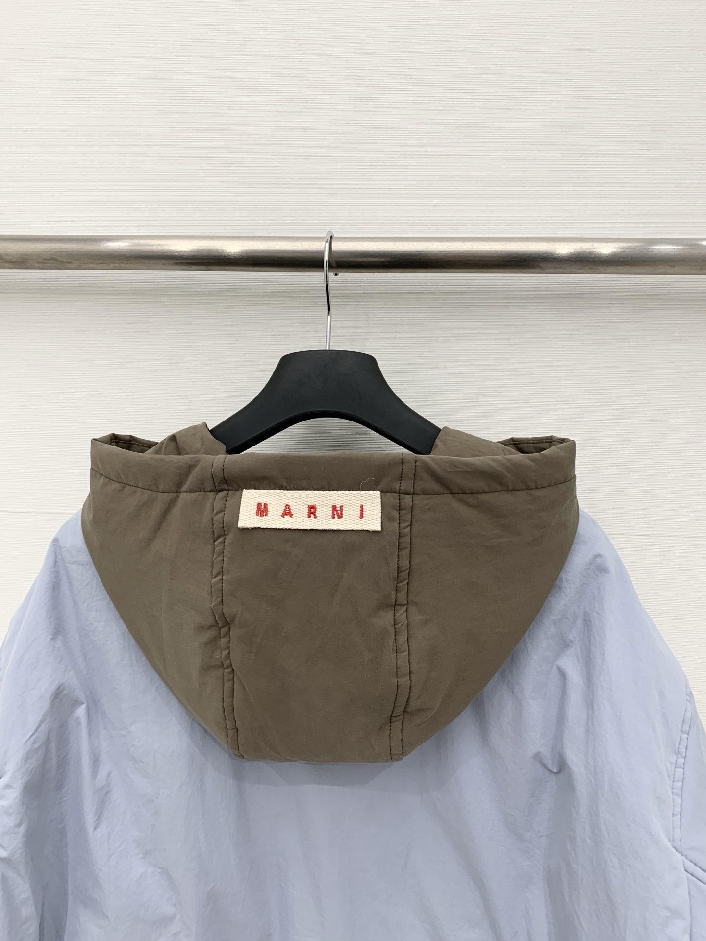 Marni 25秋冬新款 撞色连帽羽绒服，整体风格偏休闲简约，连帽内侧、袖口拼接撞色工艺，宽松短款版型，