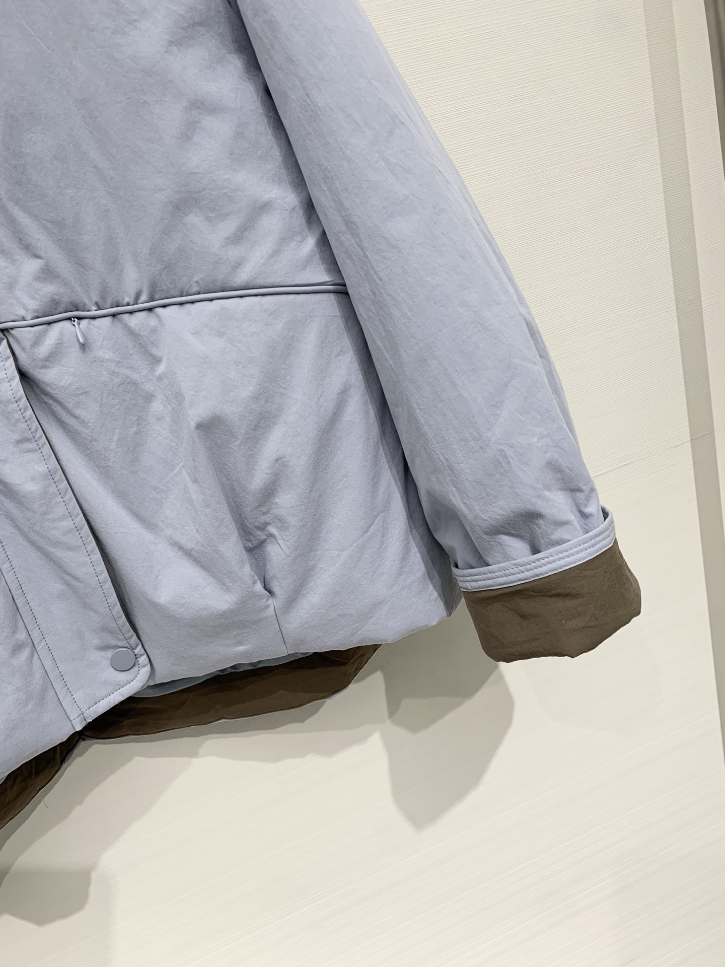 Marni 25秋冬新款 撞色连帽羽绒服，整体风格偏休闲简约，连帽内侧、袖口拼接撞色工艺，宽松短款版型，