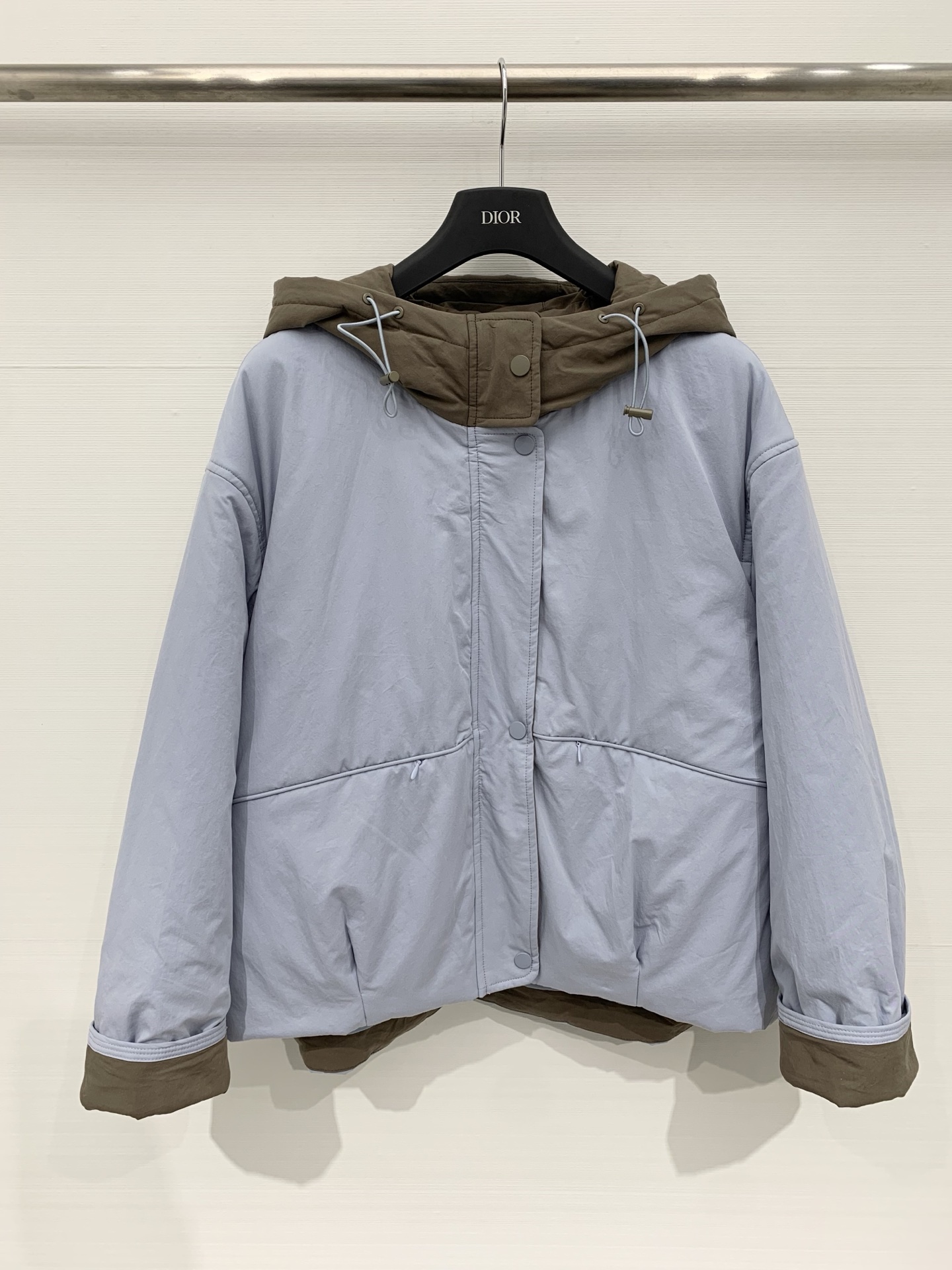 Marni 25秋冬新款 撞色连帽羽绒服，整体风格偏休闲简约，连帽内侧、袖口拼接撞色工艺，宽松短款版型，