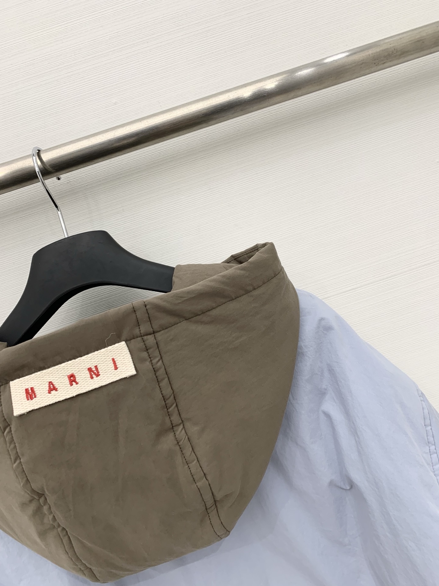 Marni 25秋冬新款 撞色连帽羽绒服，整体风格偏休闲简约，连帽内侧、袖口拼接撞色工艺，宽松短款版型，